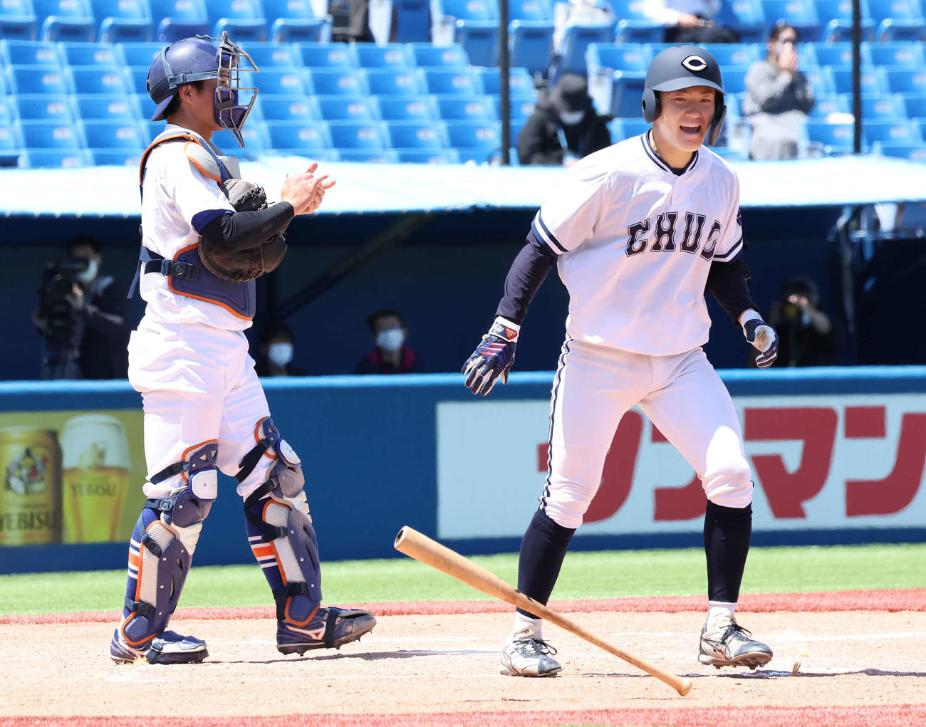 東都大学リーグ　駒大対中大　6回裏中大2死満塁、勝ち越しの四球を選んで雄たけびをあげる野呂田。捕手薩美（撮影・丹羽敏通）