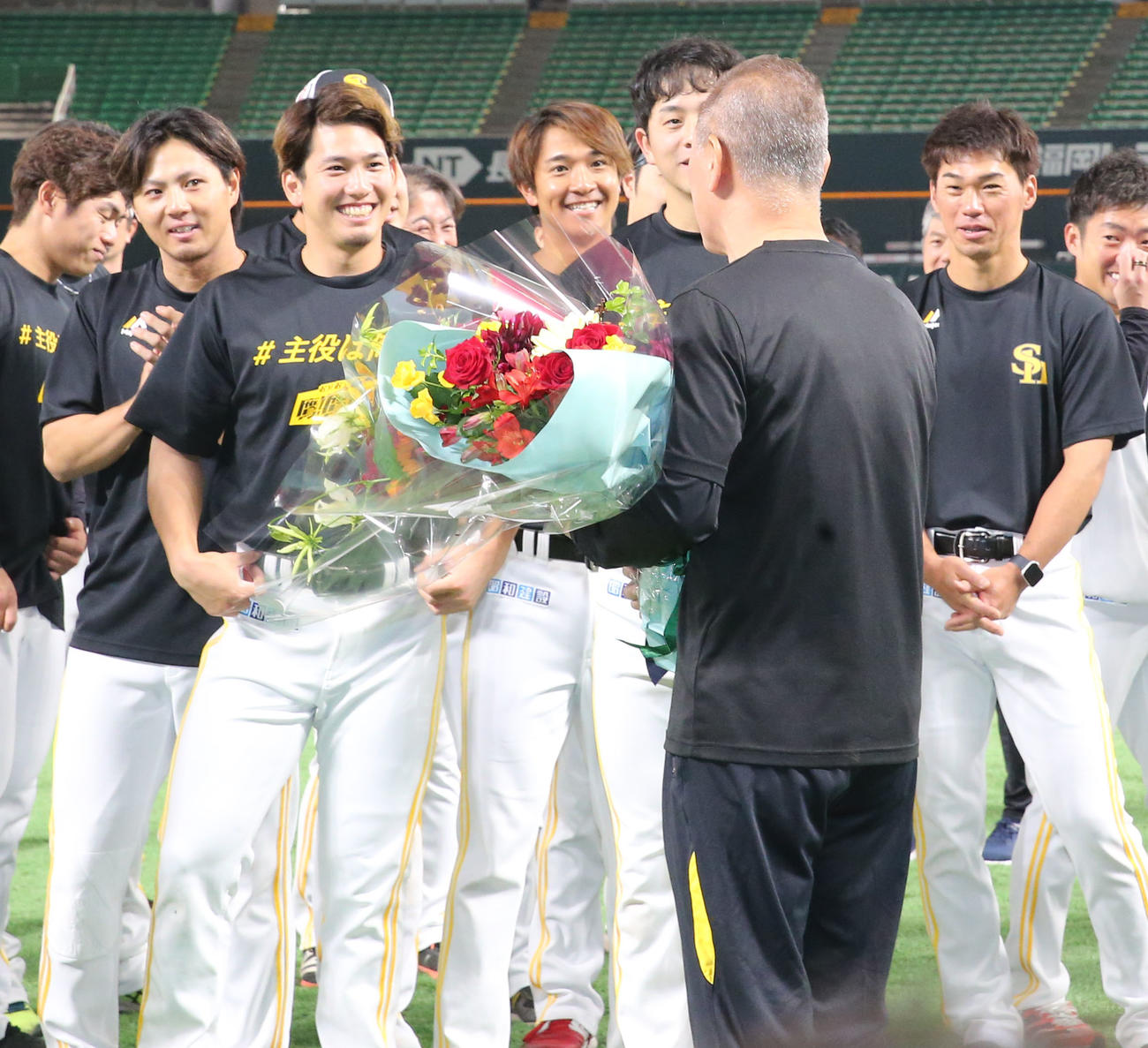 36年間グラウンドを整えた徳永グラウンドキーパーを笑顔で送るホークスナイン（撮影・冨田成美）