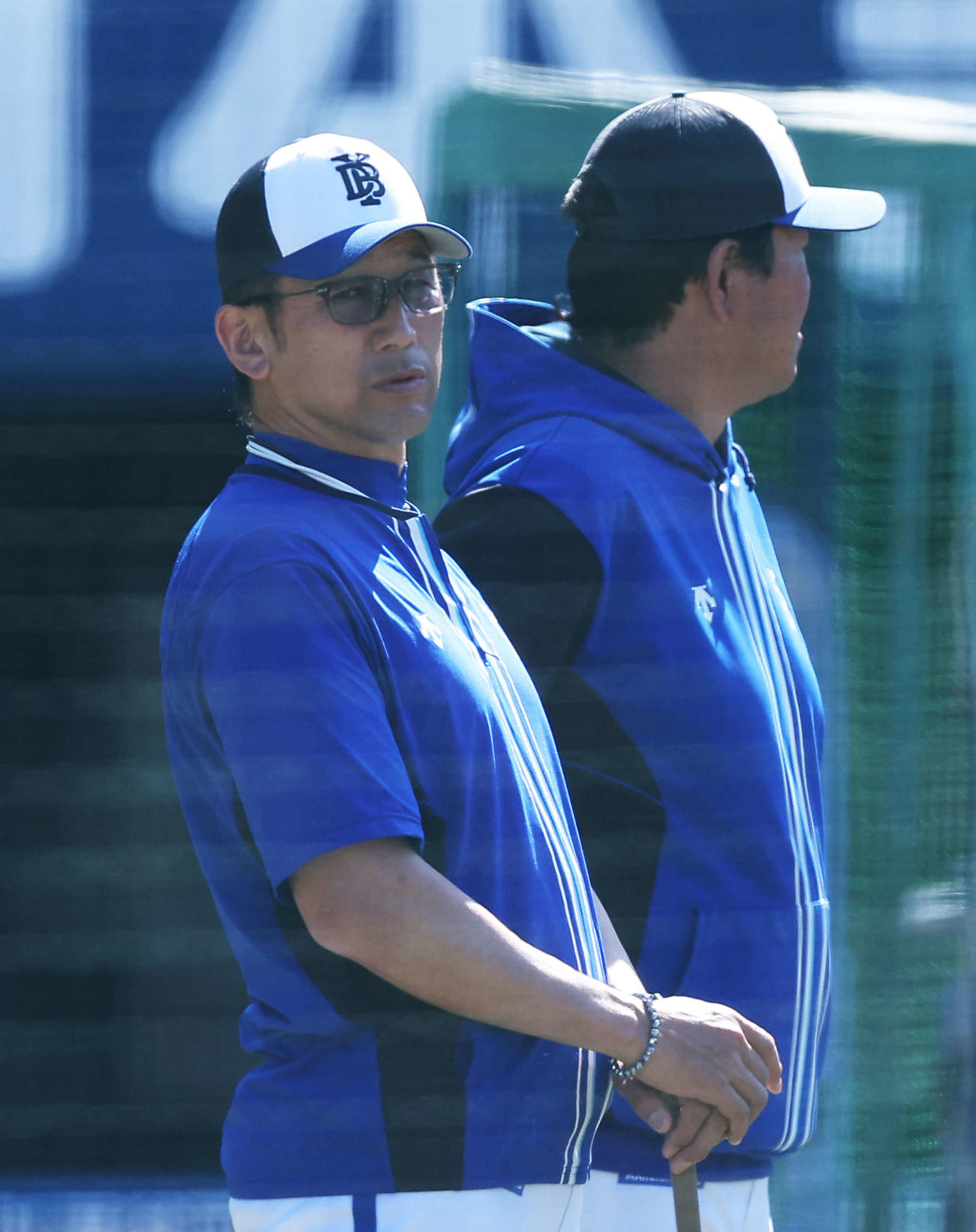 DeNA対ヤクルト　試合前、練習を見るDeNA三輔監督（撮影・河田真司）