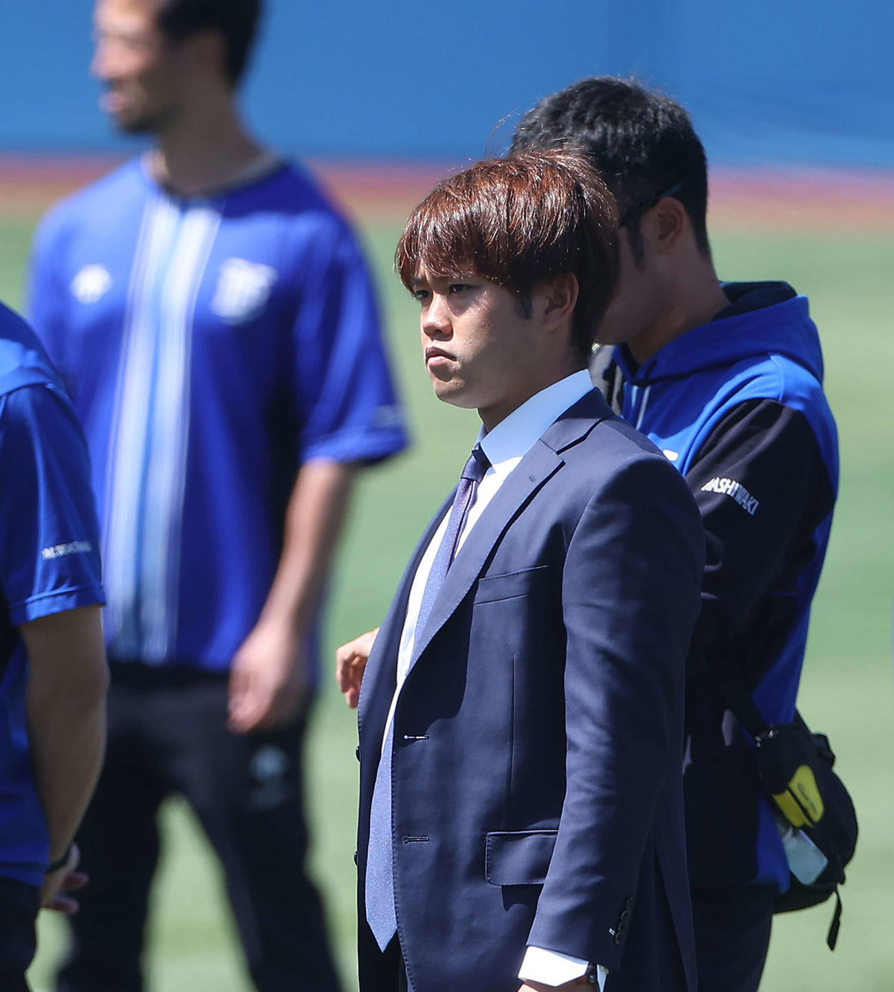 DeNA対ヤクルト　試合前、練習開始前の円陣に加わるDeNA西巻（撮影・河田真司）