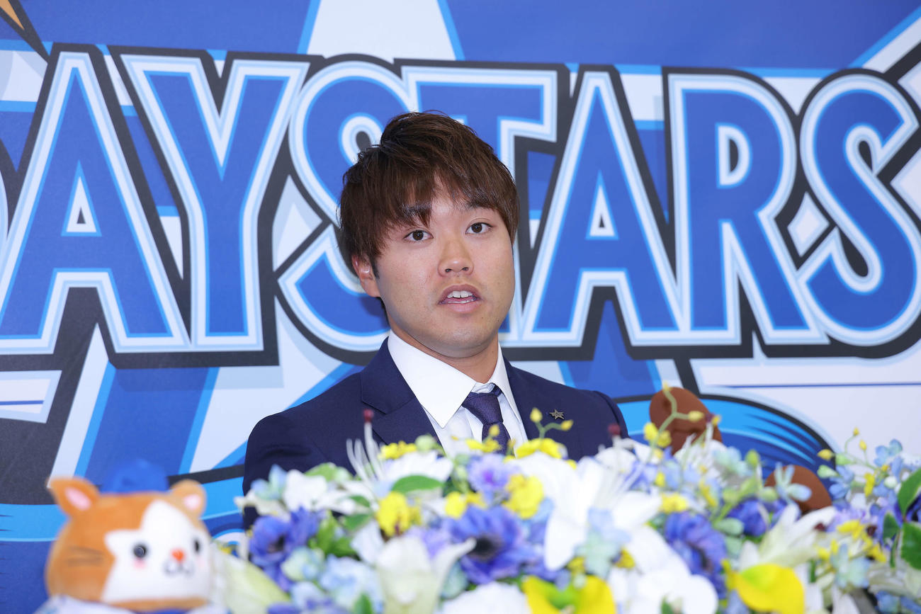 DeNA対ヤクルト　記者の質問に答えるDeNA西巻（撮影・河田真司）