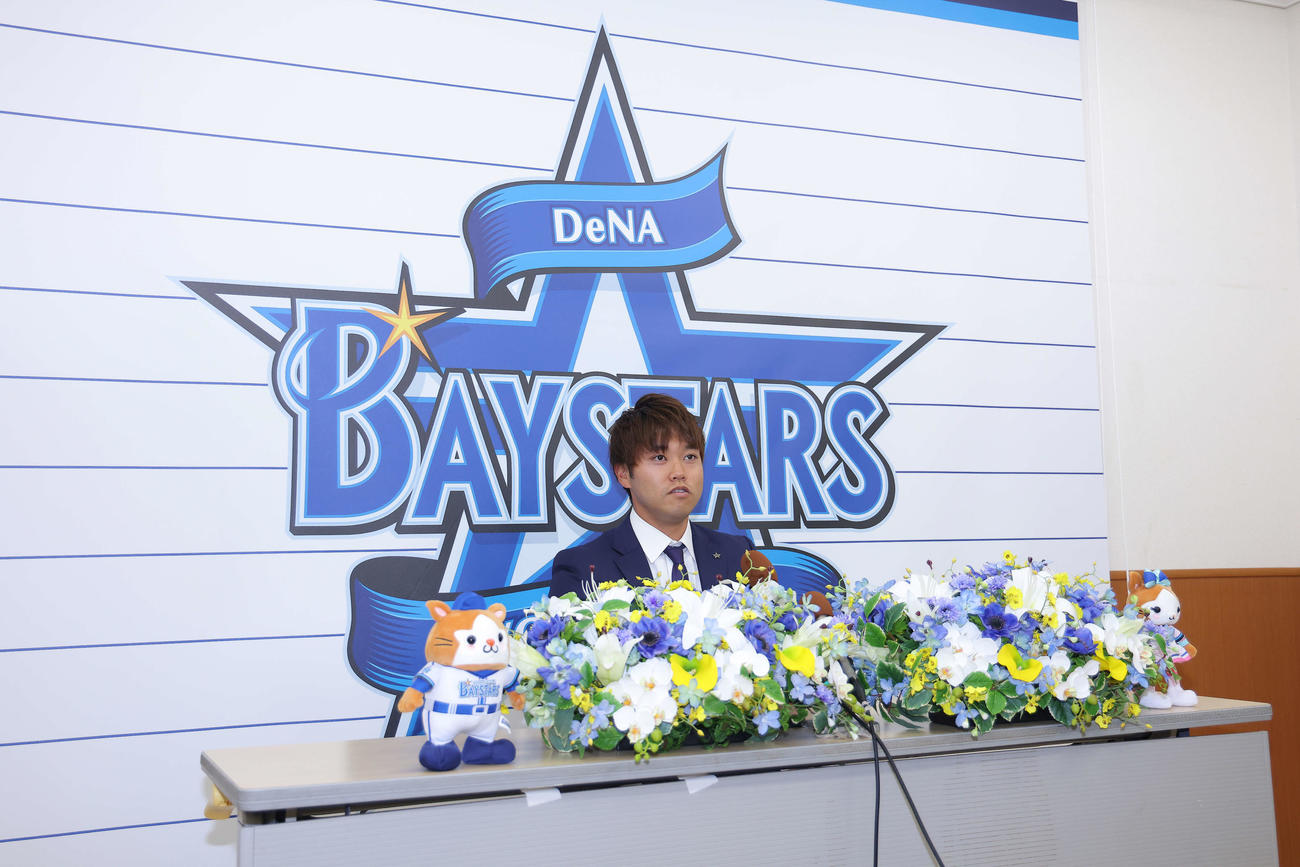 DeNA対ヤクルト　記者の質問に答えるDeNA西巻（撮影・河田真司）