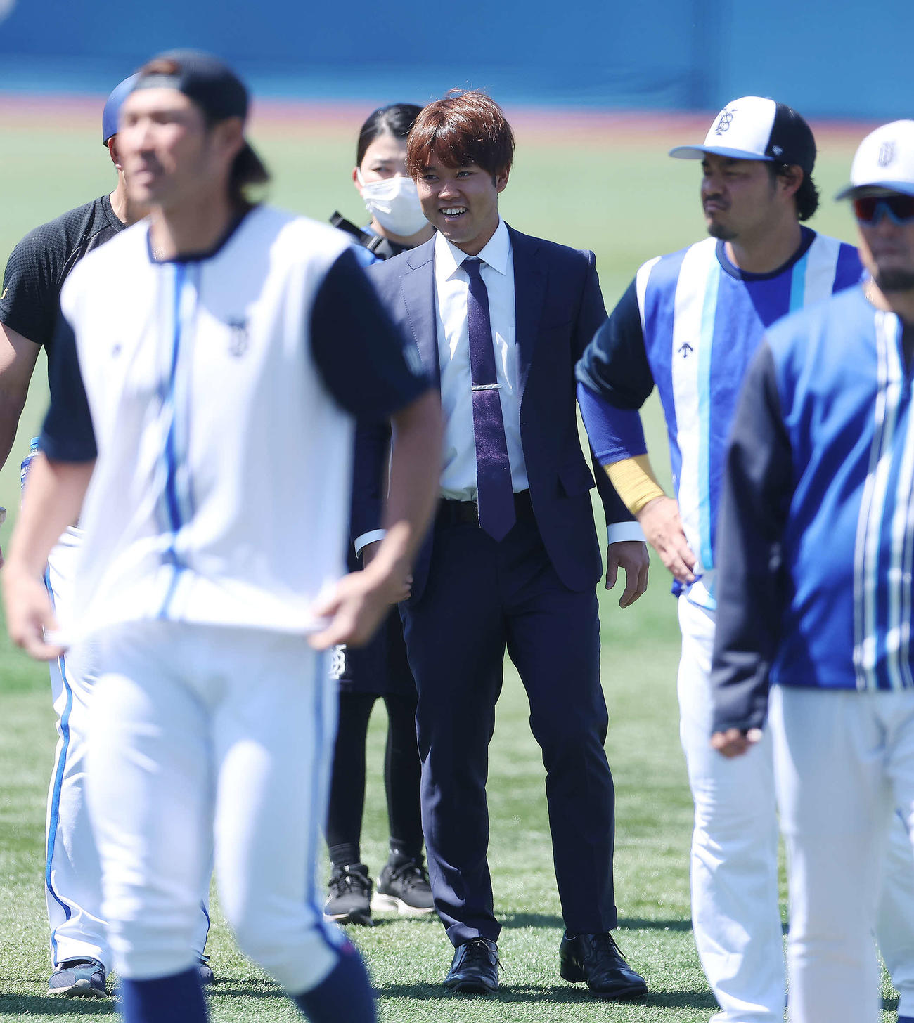 DeNA対ヤクルト　試合前、笑顔を見せるDeNA西巻（中央）（撮影・河田真司）