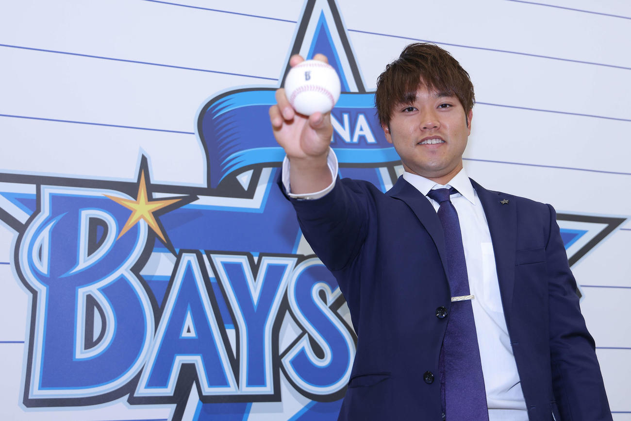 DeNA対ヤクルト　支配下登録し、笑顔で写真に納まるDeNA西巻（撮影・河田真司）