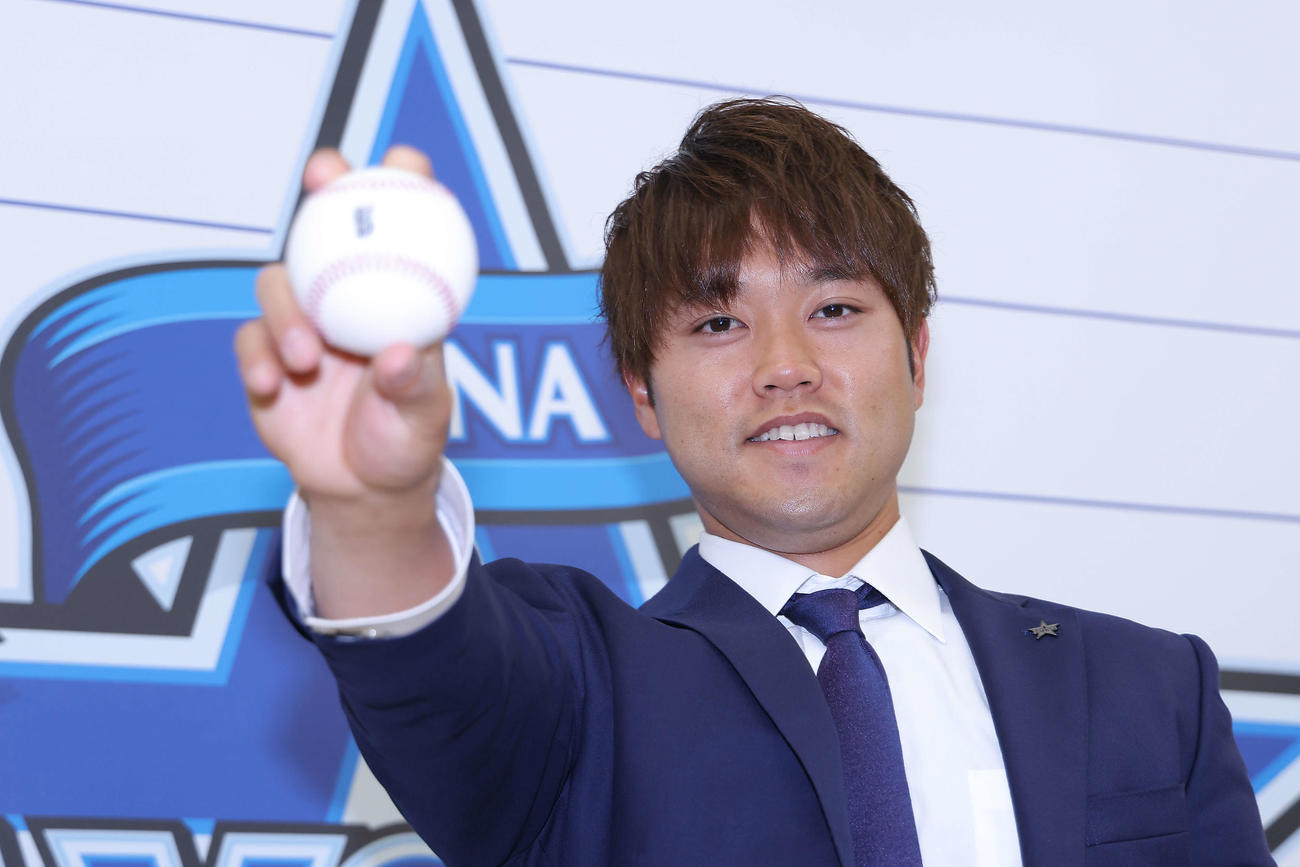 DeNA対ヤクルト　支配下登録し、笑顔で写真に納まるDeNA西巻（撮影・河田真司）
