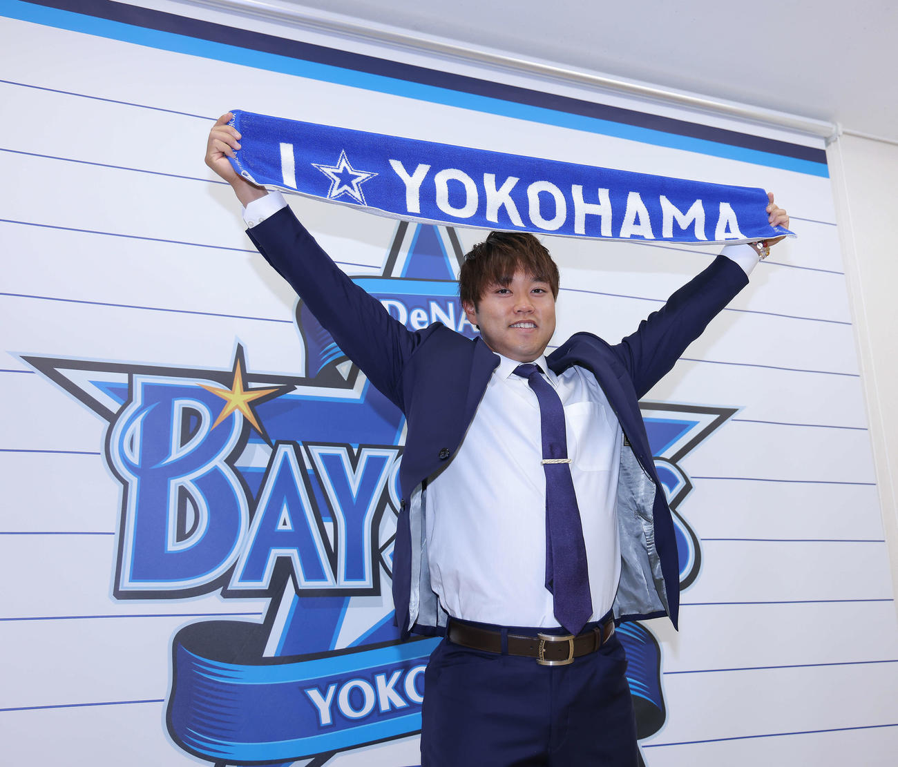 DeNA対ヤクルト　支配下登録し、笑顔で写真に納まるDeNA西巻（撮影・河田真司）