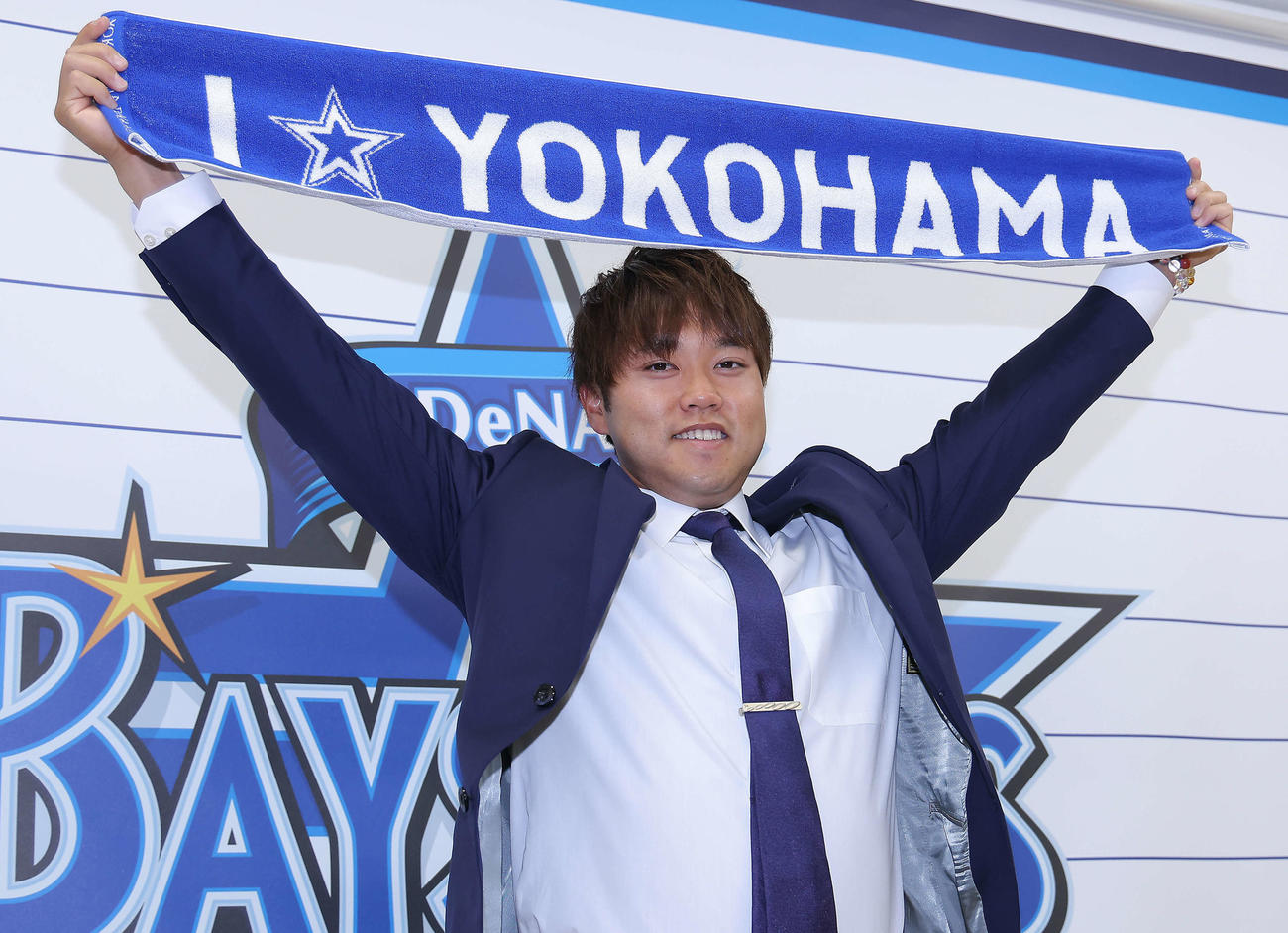 DeNA対ヤクルト　支配下登録し、笑顔で写真に納まるDeNA西巻（撮影・河田真司）