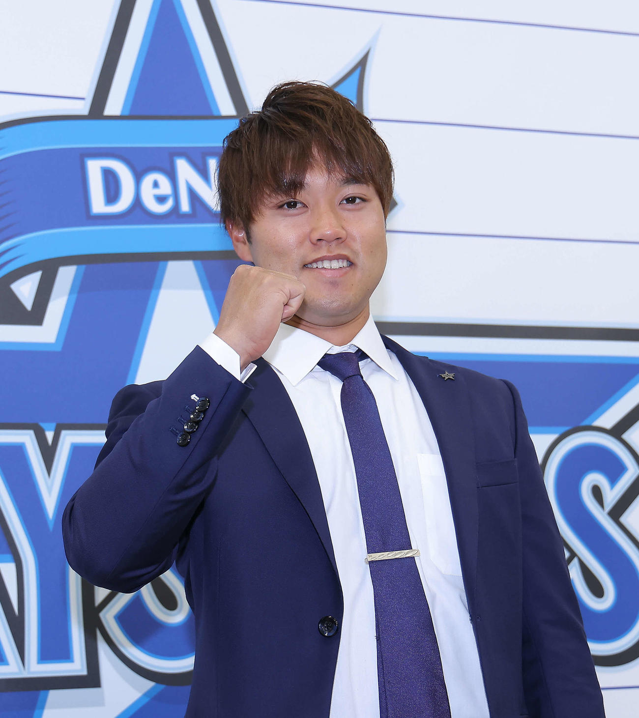 DeNA対ヤクルト　支配下登録し、笑顔で写真に納まるDeNA西巻（撮影・河田真司）