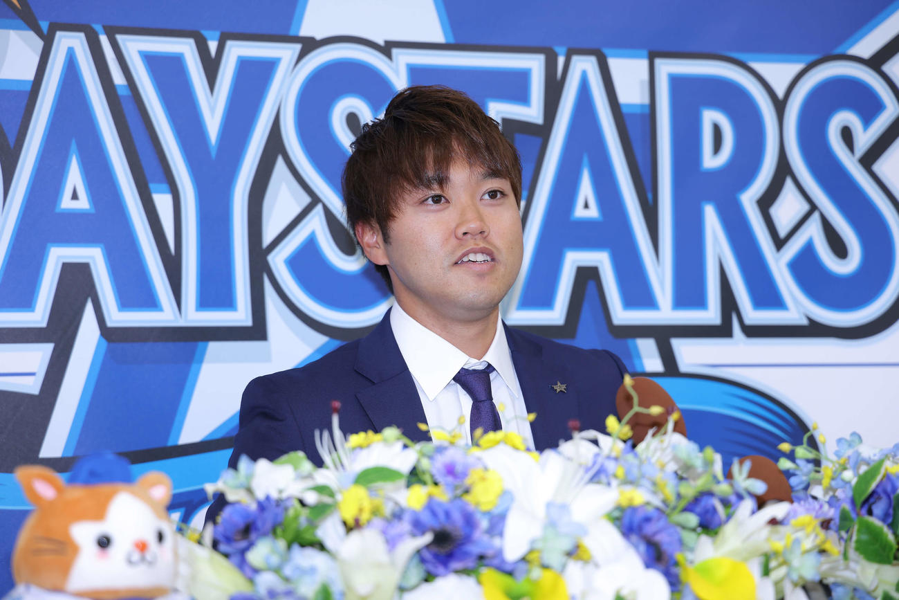 DeNA対ヤクルト　記者の質問に答えるDeNA西巻（撮影・河田真司）