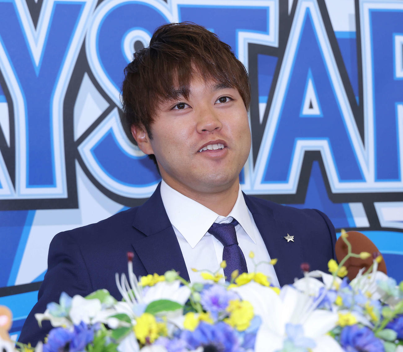 DeNA対ヤクルト　記者の質問に答えるDeNA西巻（撮影・河田真司）