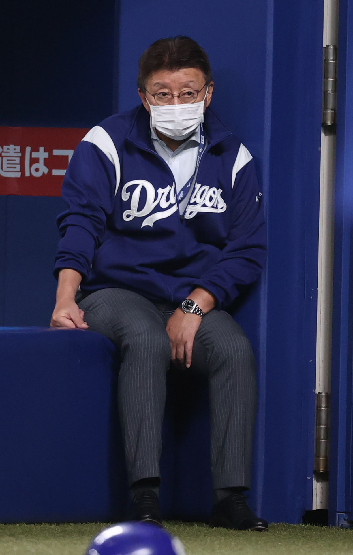 試合前の練習を見る中日加藤宏幸球団代表（2022年6月撮影）