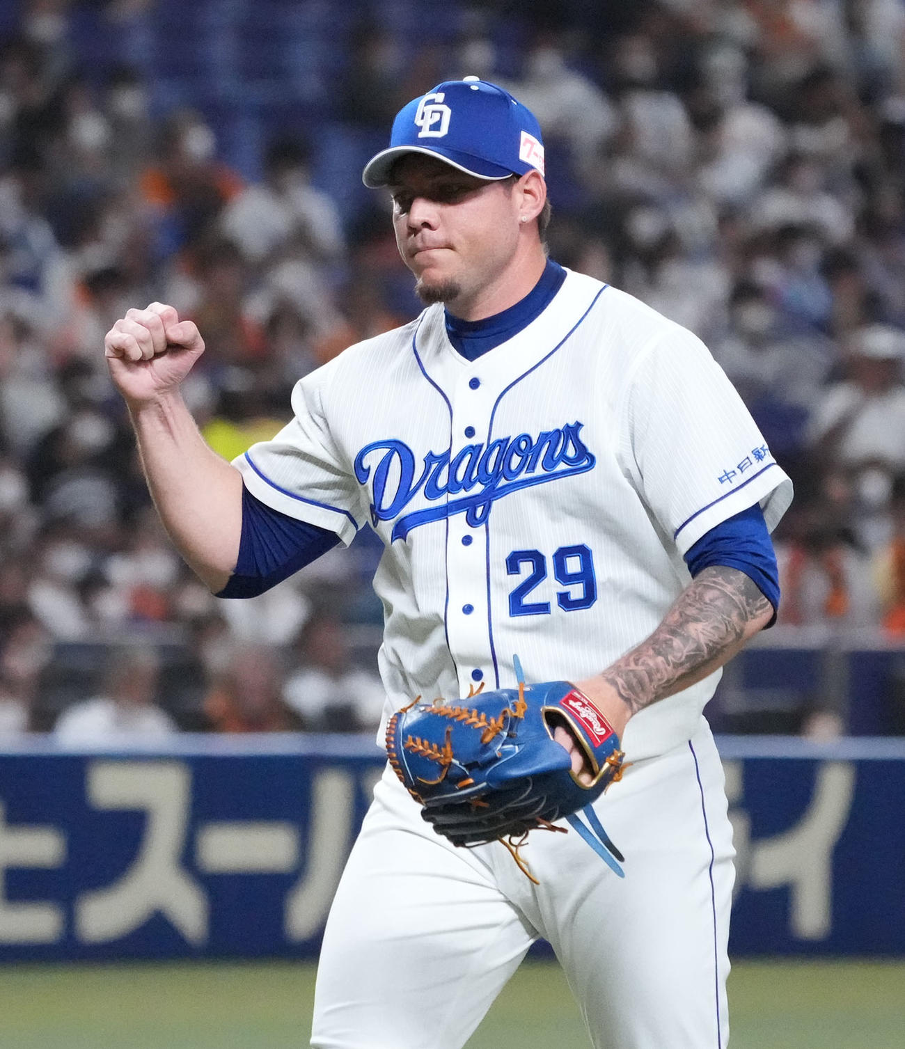 拳を握りながらベンチへ戻る中日ロドリゲス（2022年8月撮影）
