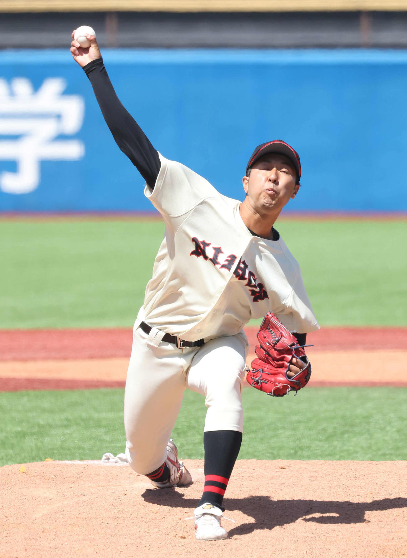 日大対青学大　力投する日大先発市川（撮影・丹羽敏通）
