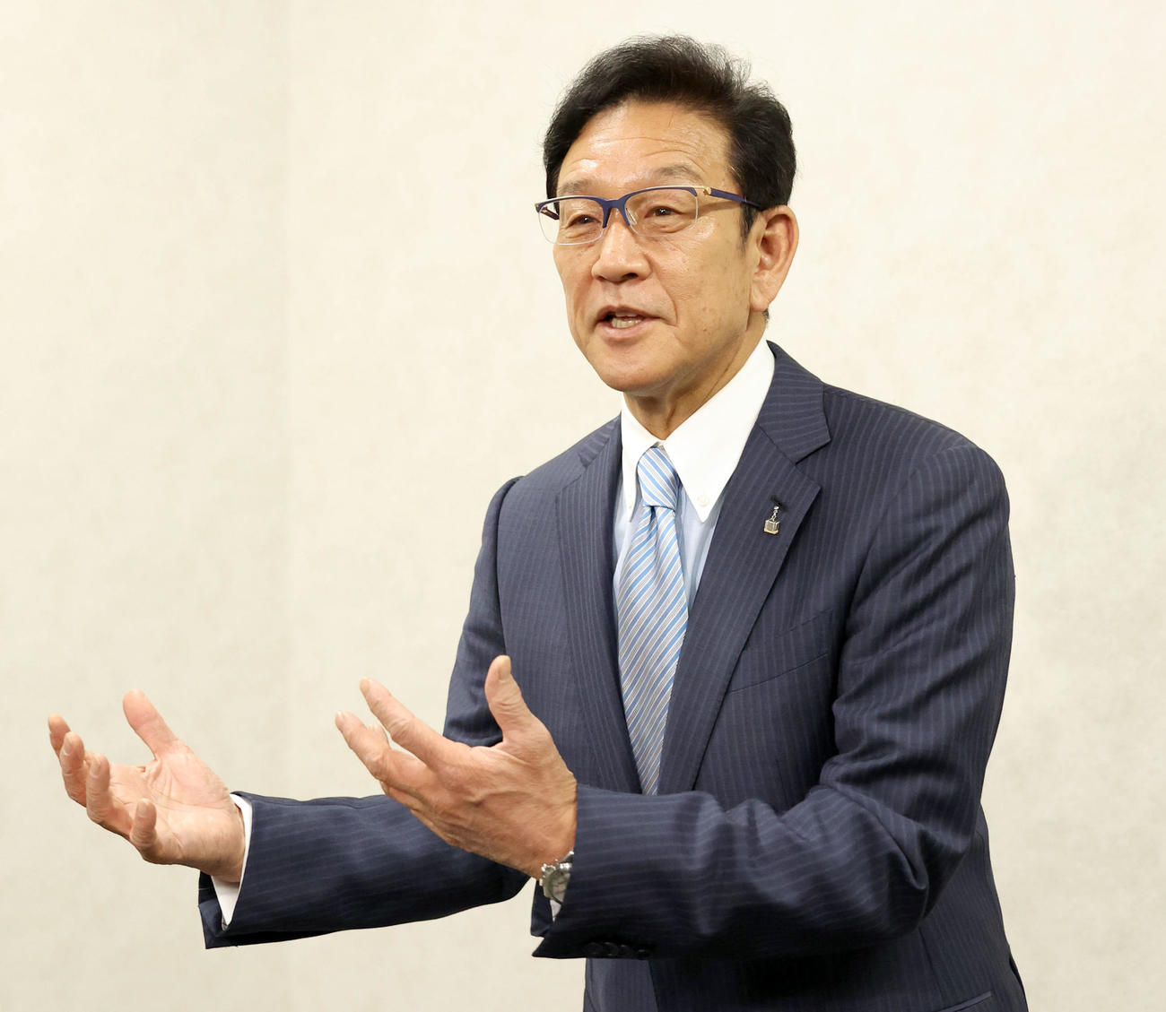 紫綬褒章受賞取材に応じる侍ジャパン栗山監督（代表撮影）