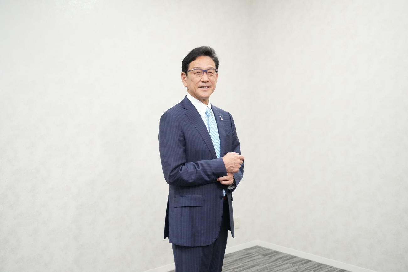 紫綬褒章受賞取材に応じる侍ジャパン栗山監督（代表撮影）