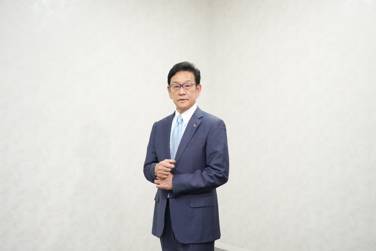 紫綬褒章受賞取材に応じる侍ジャパン栗山監督（代表撮影）