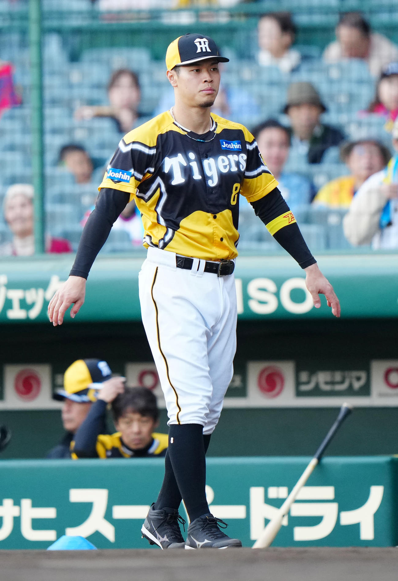 阪神対巨人　「ウル虎イエローユニホーム」を着用し、試合前練習に臨む阪神佐藤輝（撮影・江口和貴）