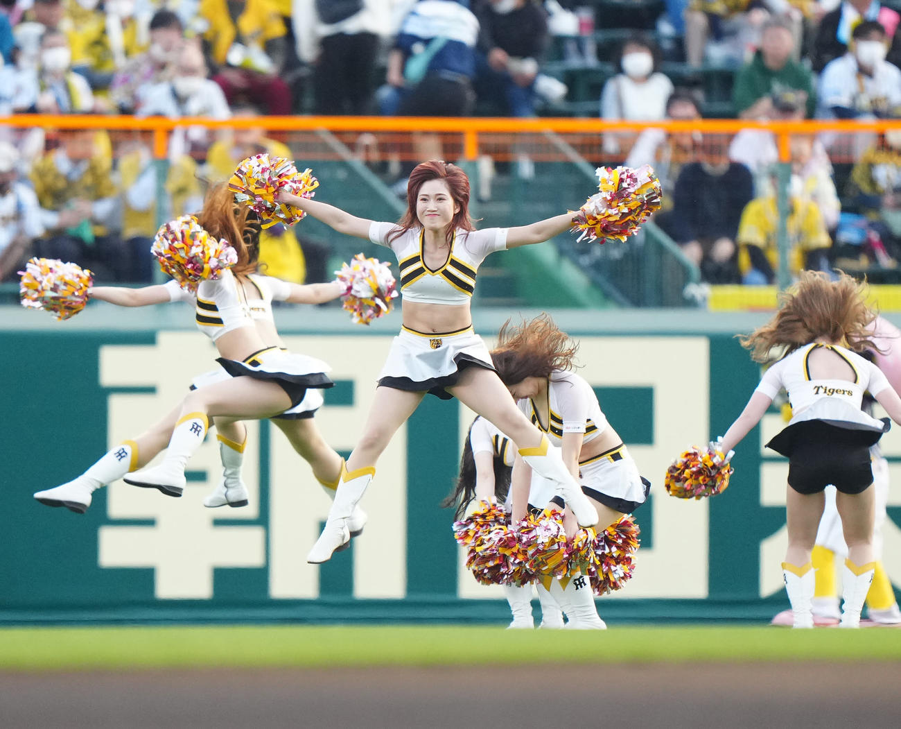 阪神対巨人　試合前、パフォーマンスする阪神「タイガースガールズ」（撮影・江口和貴）