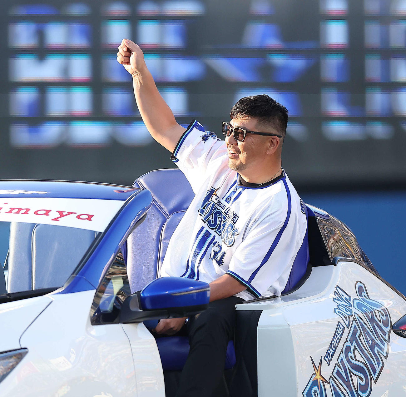 試合前、セレモニアルピッチを務める湘南乃風のRED RICE（撮影・河田真司）
