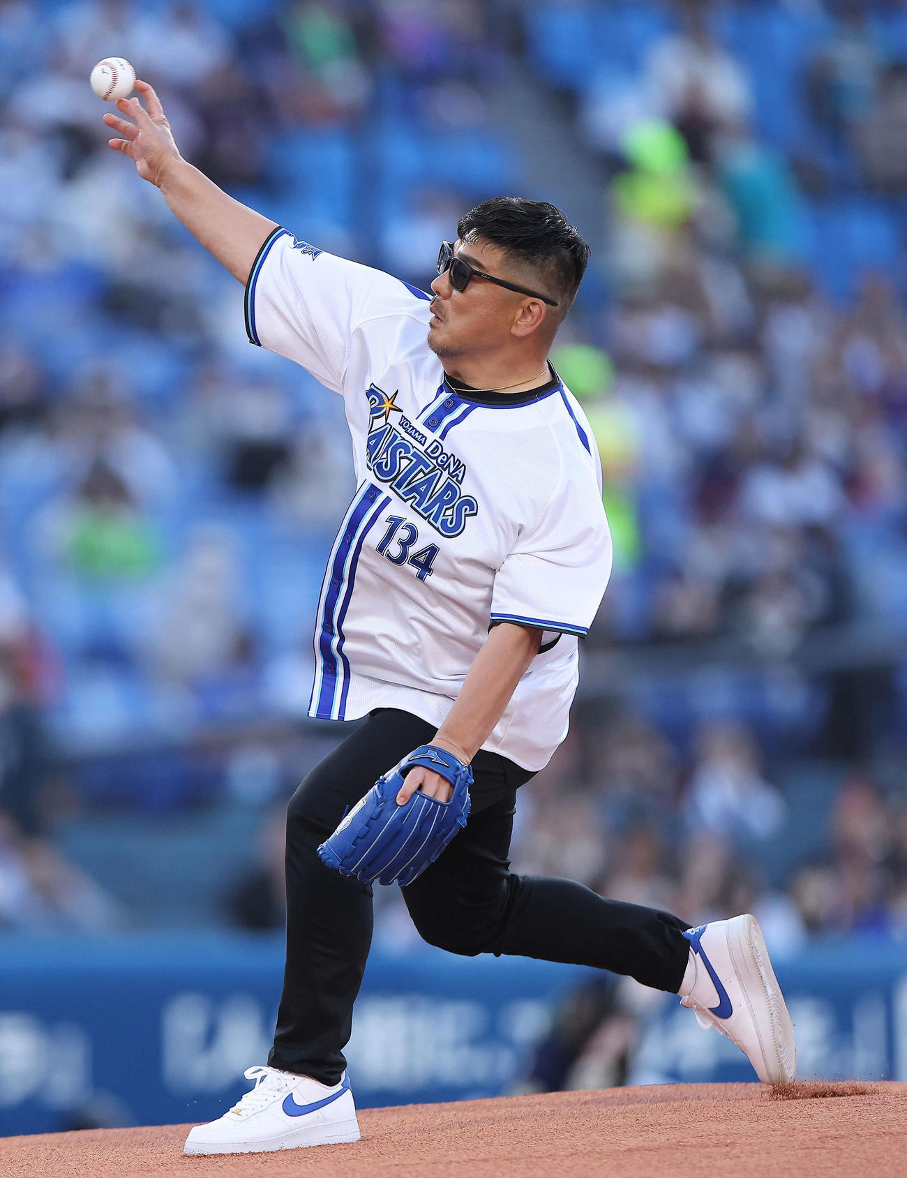 試合前、セレモニアルピッチを務める湘南乃風のRED RICE（撮影・河田真司）