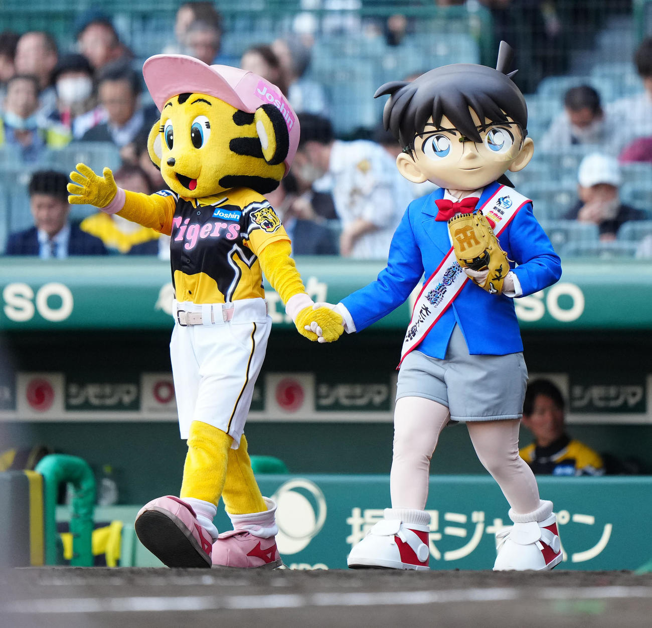 阪神対巨人　試合前、ファーストピッチセレモニーに臨む江戸川コナン（右）。左はラッキー（撮影・江口和貴）