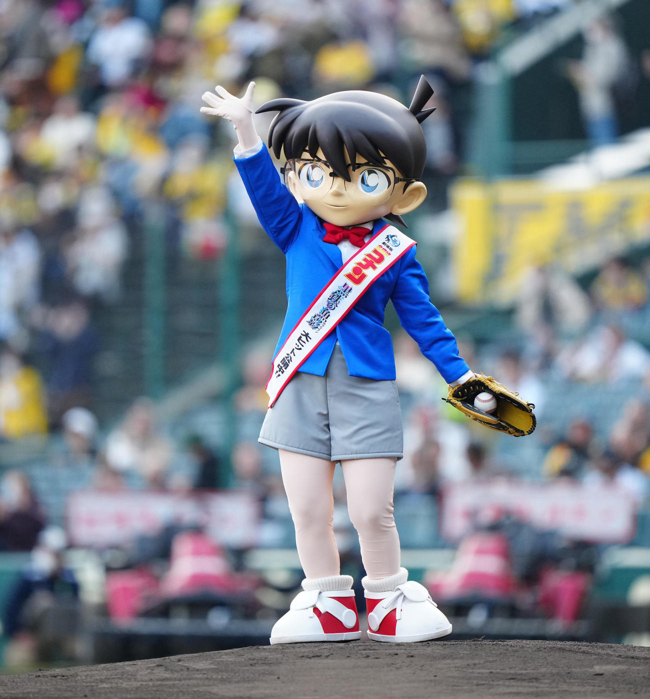 阪神対巨人　試合前、ファーストピッチセレモニーに臨む江戸川コナン（撮影・江口和貴）