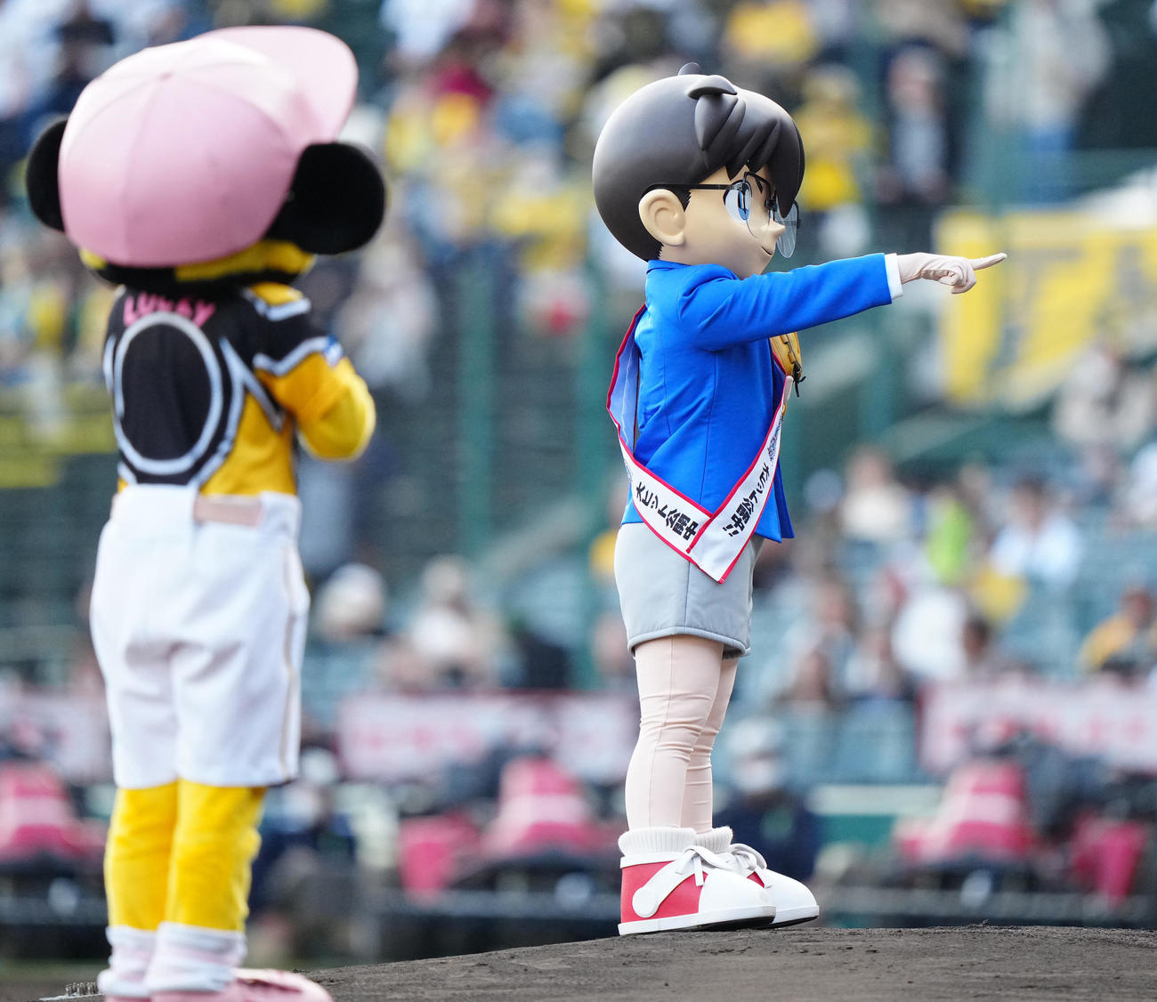 阪神対巨人　試合前、ファーストピッチセレモニーに臨む江戸川コナン（右）。左はラッキー（撮影・江口和貴）