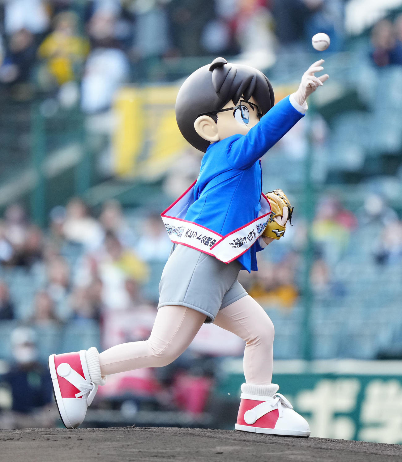 阪神対巨人　試合前、ファーストピッチセレモニーに臨む江戸川コナン（撮影・江口和貴）