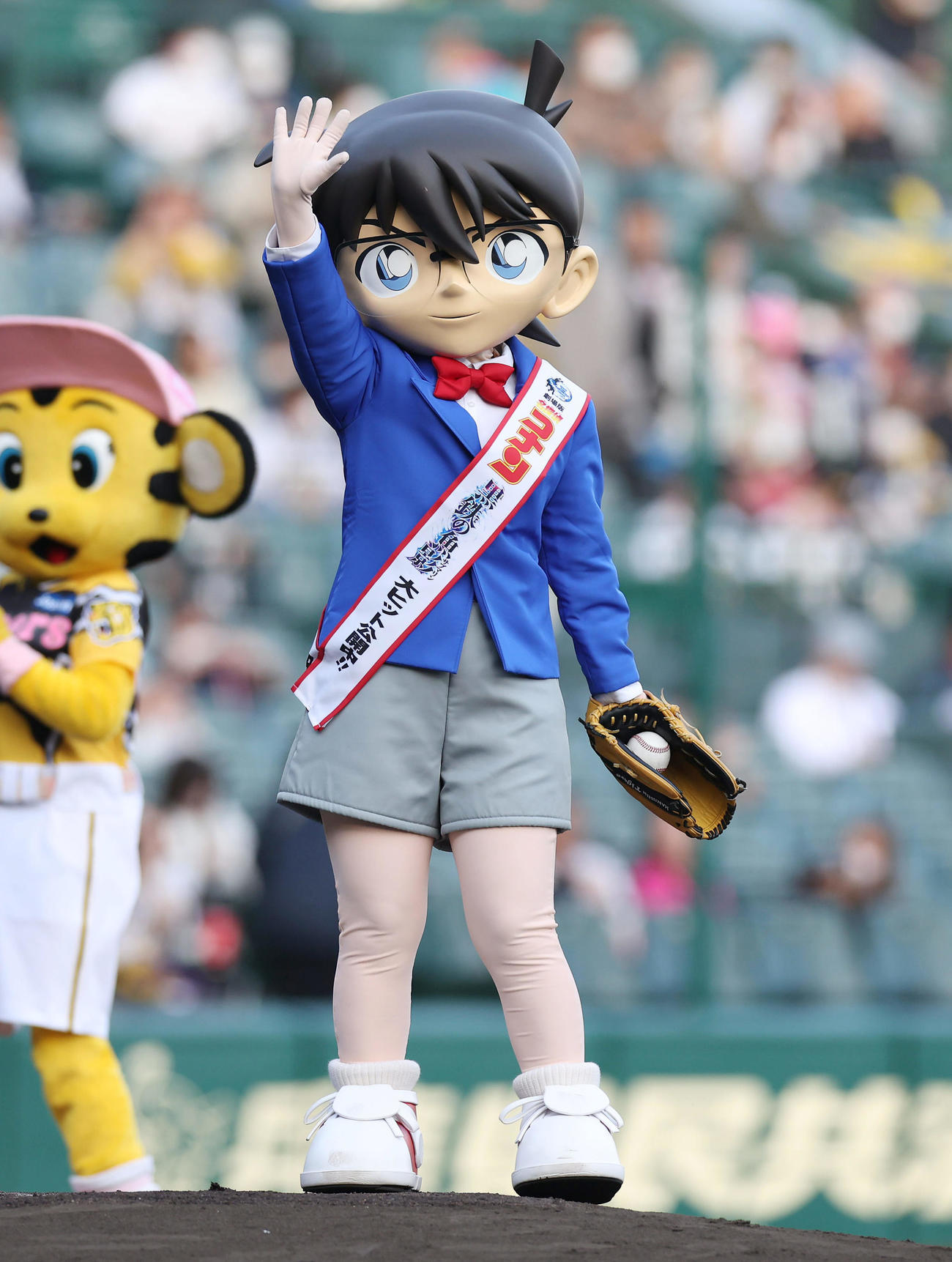 阪神対巨人　試合前のファーストピッチセレモニーに臨む江戸川コナン（撮影・前田充）