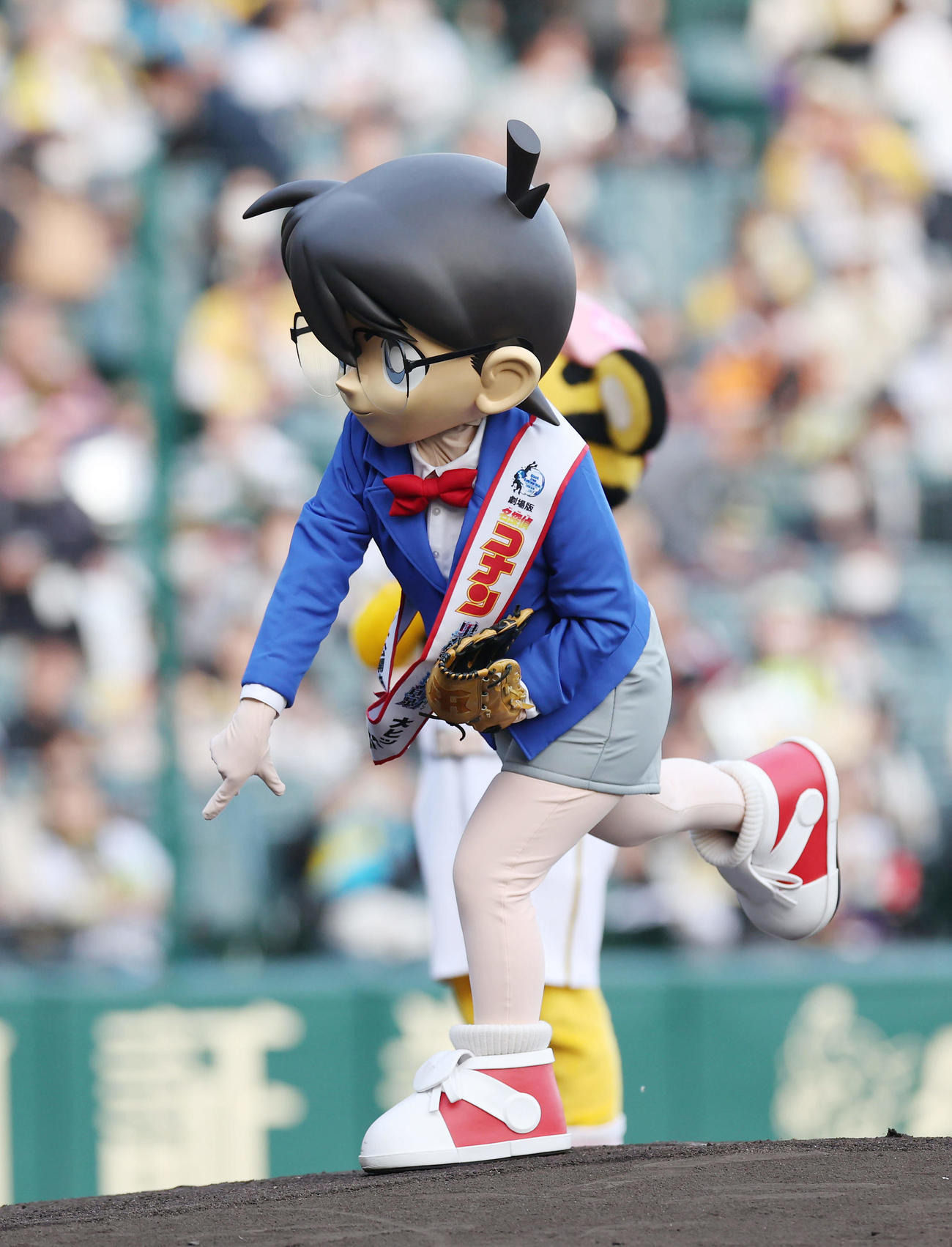 阪神対巨人　試合前のファーストピッチセレモニーに臨む江戸川コナン（撮影・前田充）
