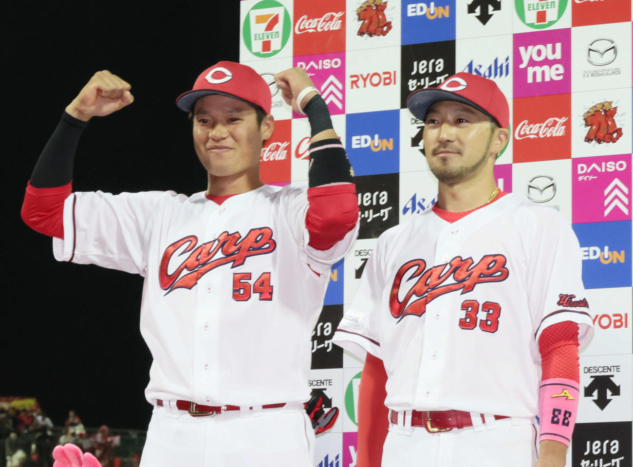 広島対中日　お立ち台でポーズを決める韮沢（左）と菊池（撮影・加藤孝規）