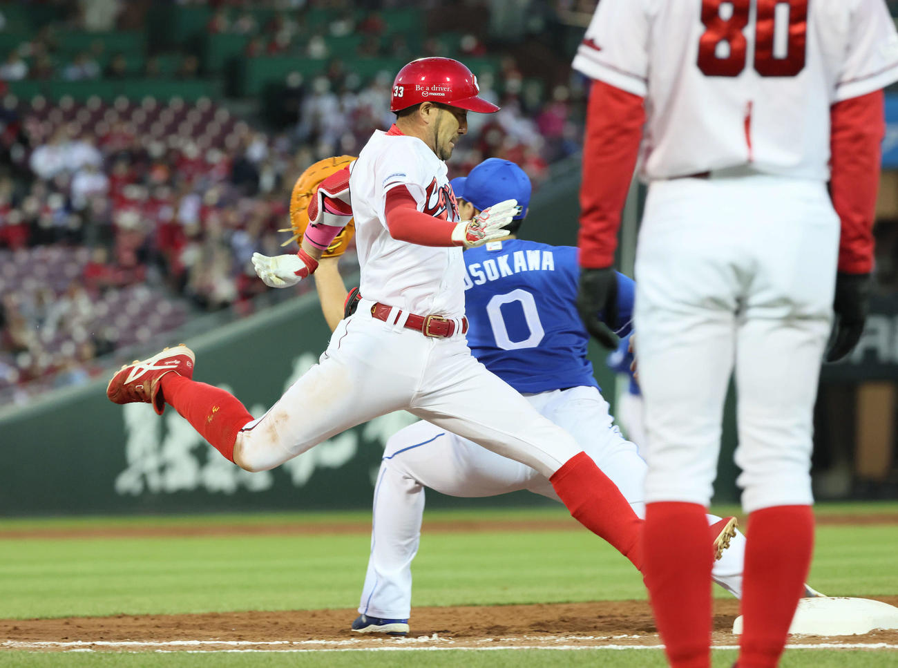 広島対中日　3回裏広島1死、菊池はサード内野安打を放つ（撮影・加藤孝規）