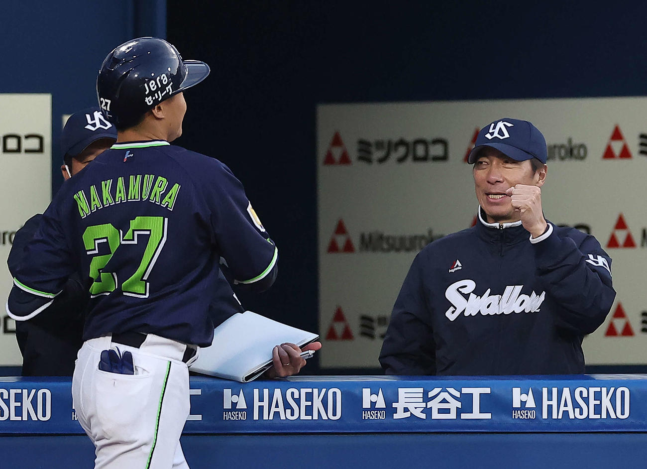 DeNA対ヤクルト　3回表ヤクルト無死、左越え先制ソロ本塁打で生還する中村（左）を迎える高津監督（撮影・河田真司）