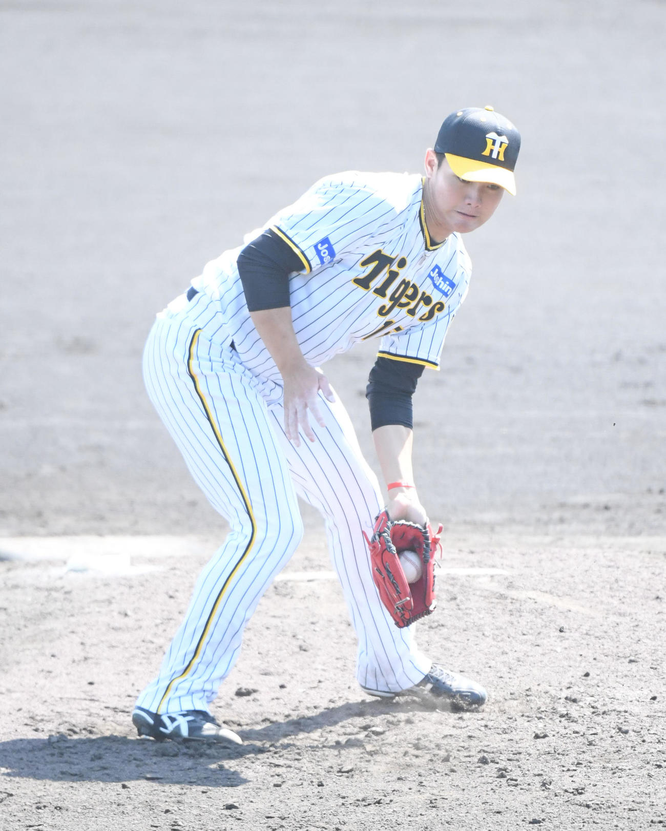 阪神対広島　6回表広島無死、羽月の打球を処理する阪神先発の西純（撮影・滝沢美穂子）