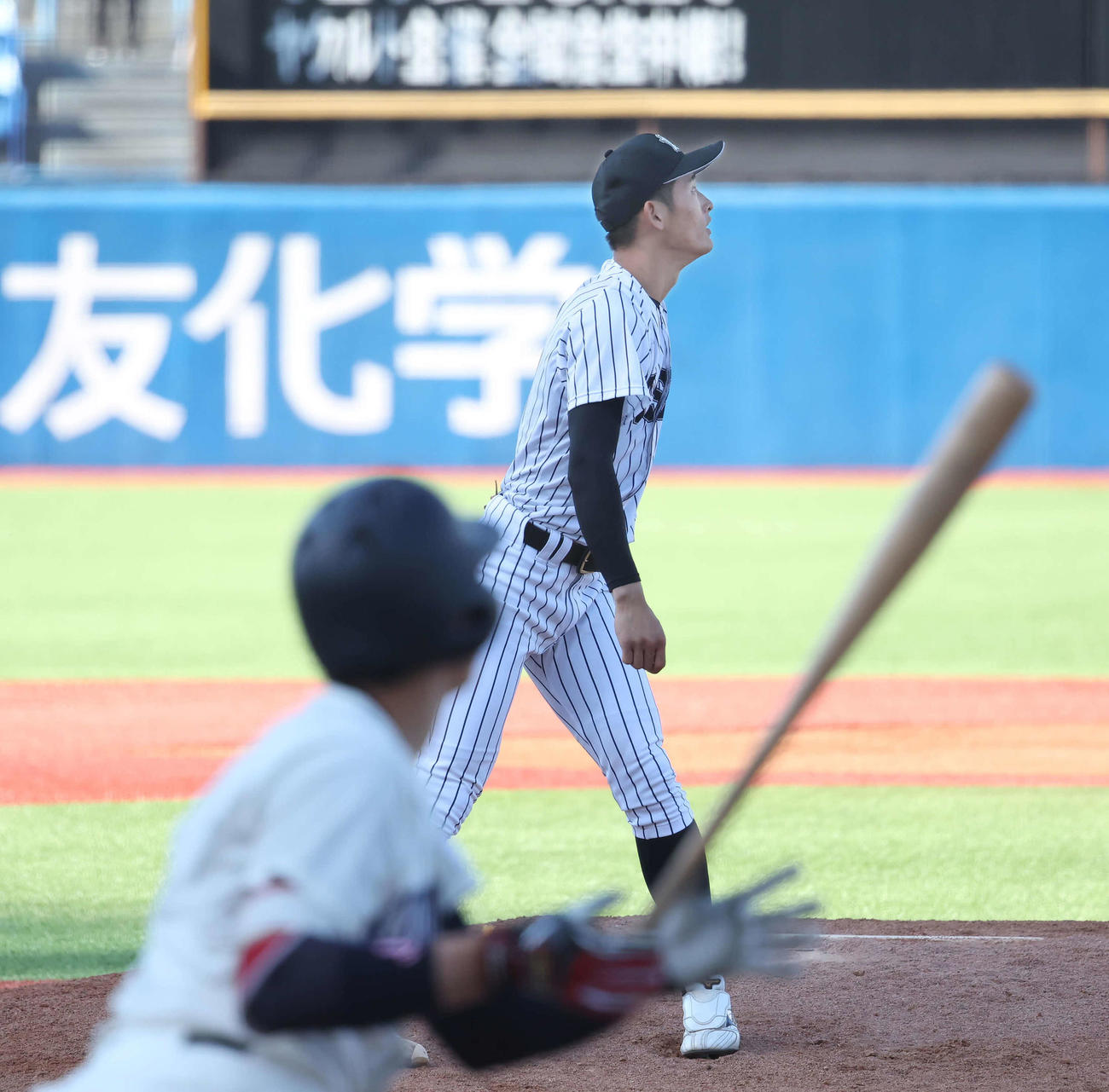 東都大学リーグ　亜大対国学院大　1回裏国学院大2死、柳舘に本塁打を打たれた先発草加（撮影・丹羽敏通）