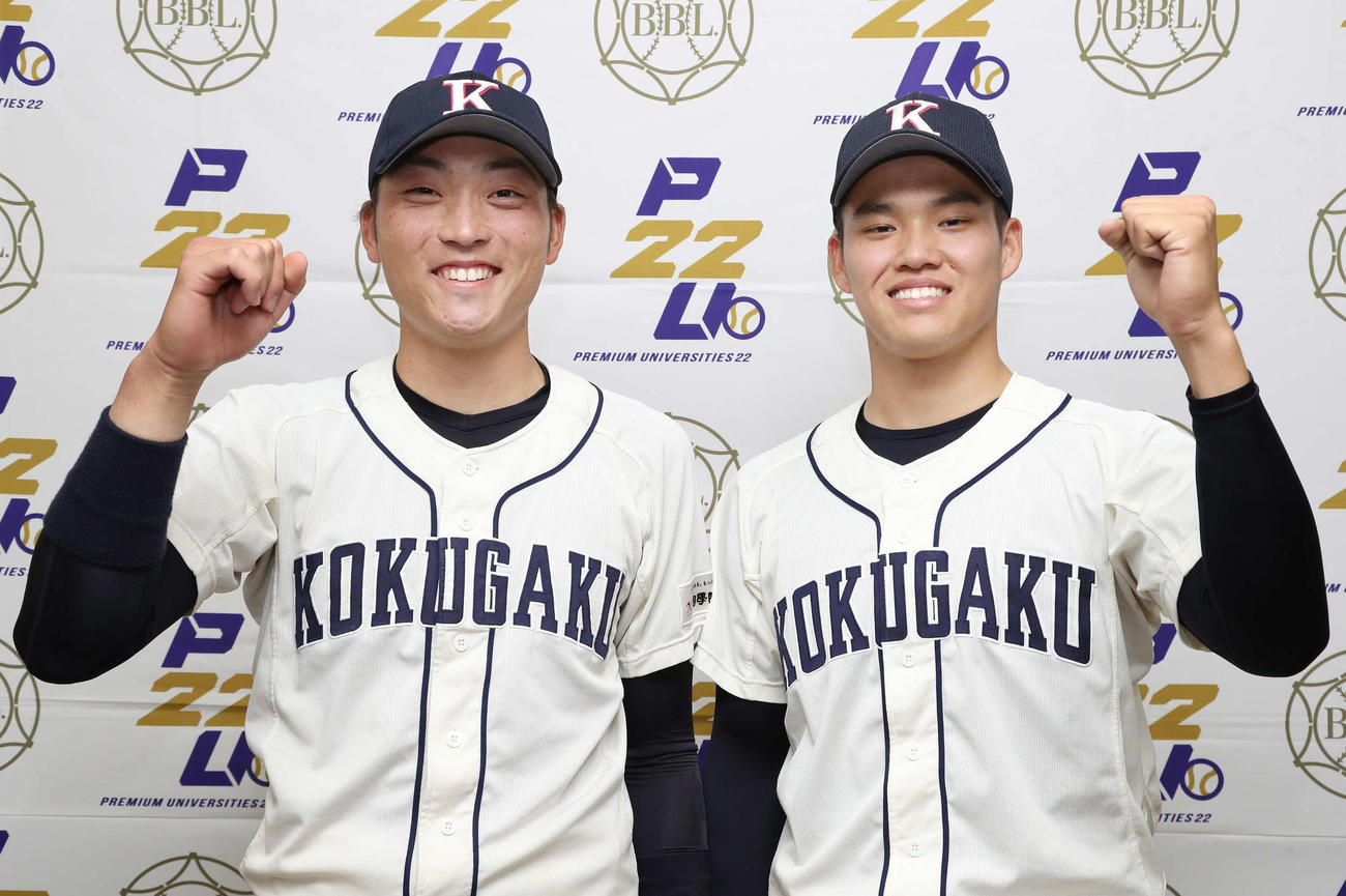 亜大対国学院大　写真に納まる国学院大の柳舘（左）と坂口（撮影・丹羽敏通）
