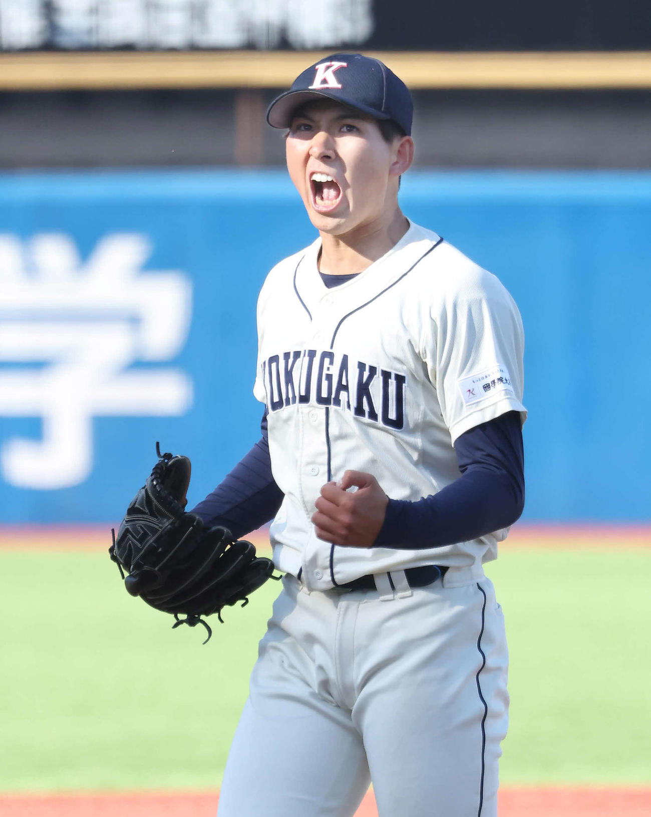 東都大学リーグ　亜大対国学院大　1回表亜大1死三塁、松浦を三振に仕留めて雄たけびをあげる先発武内（撮影・丹羽敏通）