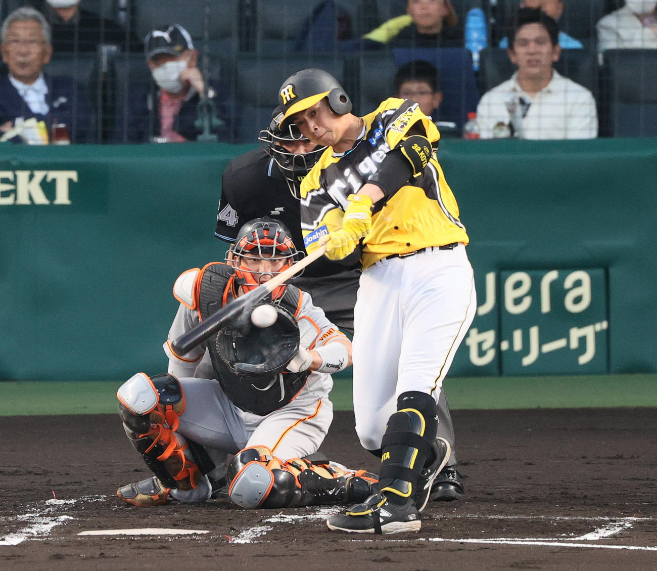阪神対巨人　2回裏阪神1死一塁、井上は左に二塁打を放つ（撮影・上山淳一）
