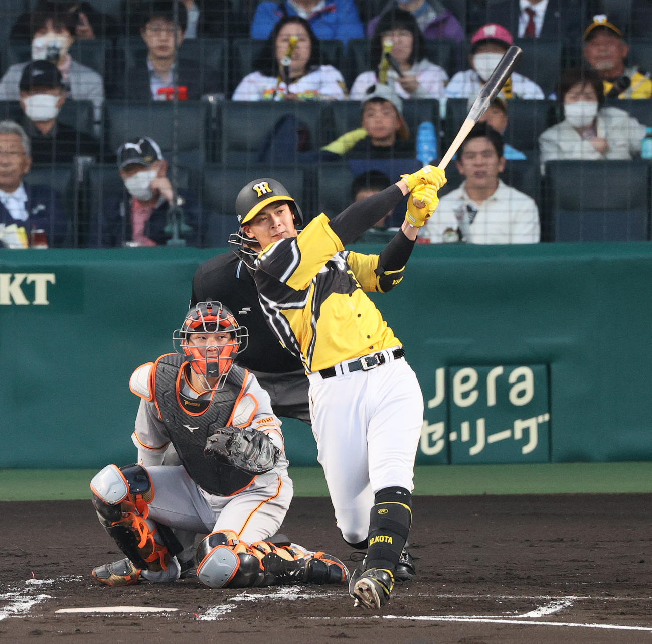 阪神対巨人　2回裏阪神1死一塁、井上は左に二塁打を放つ（撮影・上山淳一）