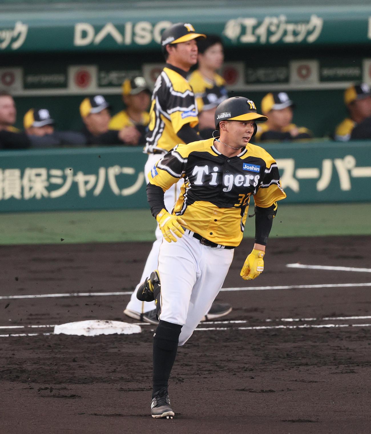 阪神対巨人　2回裏阪神1死一塁、井上は左に二塁打を放つ（撮影・上山淳一）