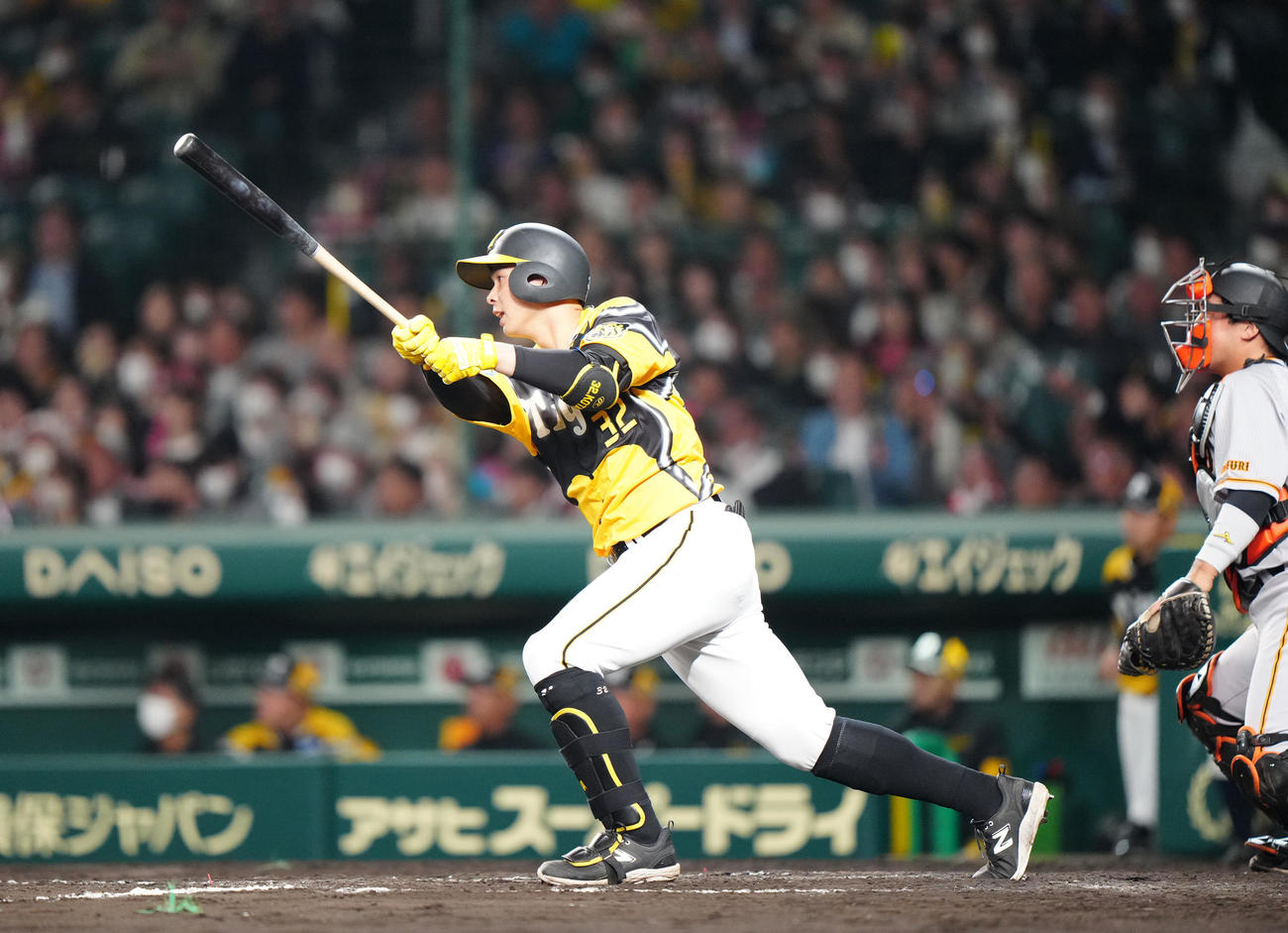 阪神対巨人　8回裏阪神1死一、二塁、2点適時三塁打を放つ井上（撮影・江口和貴）