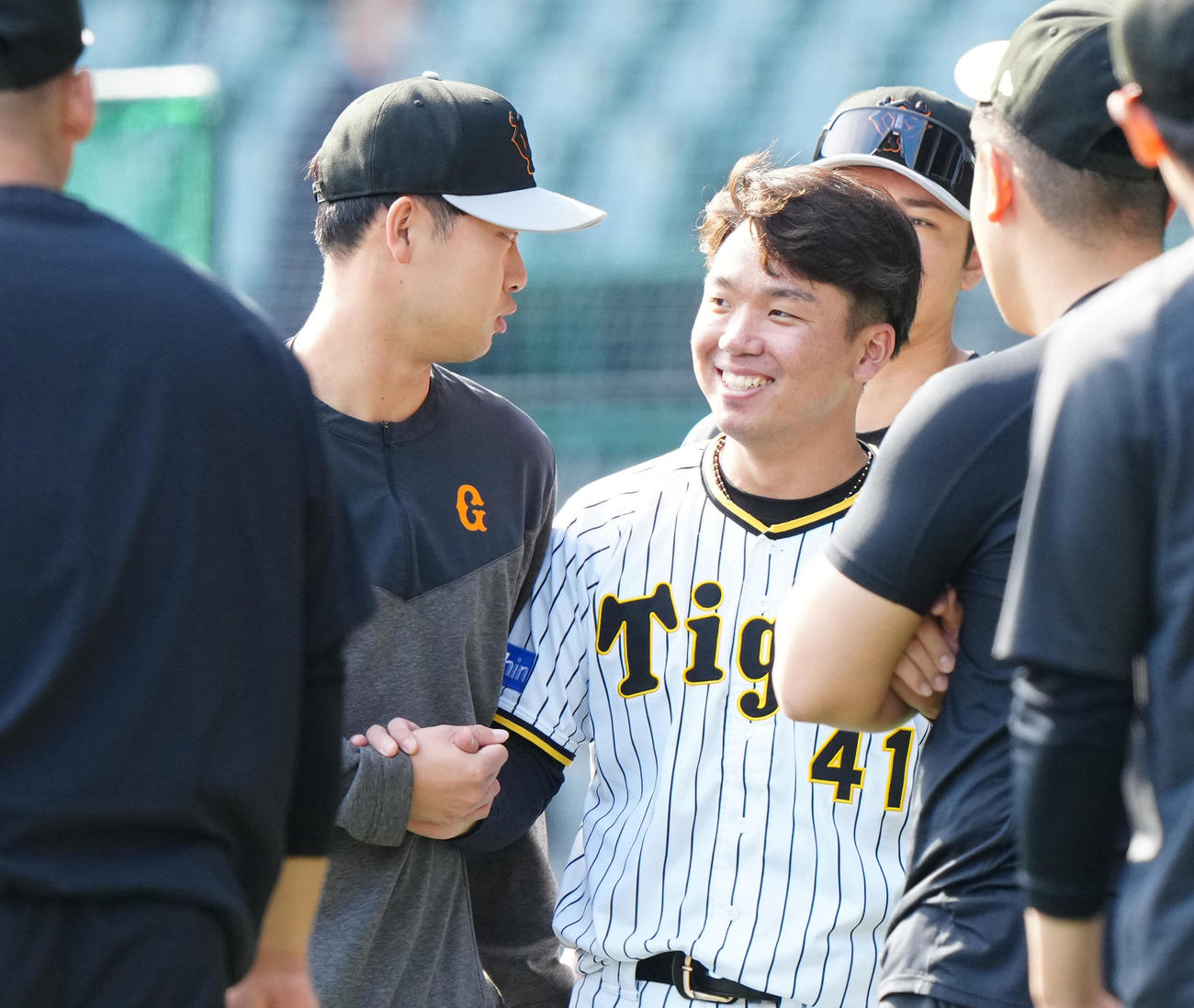 阪神対巨人　試合前、握手を交わす阪神村上（中央右）と巨人山崎伊（撮影・江口和貴）
