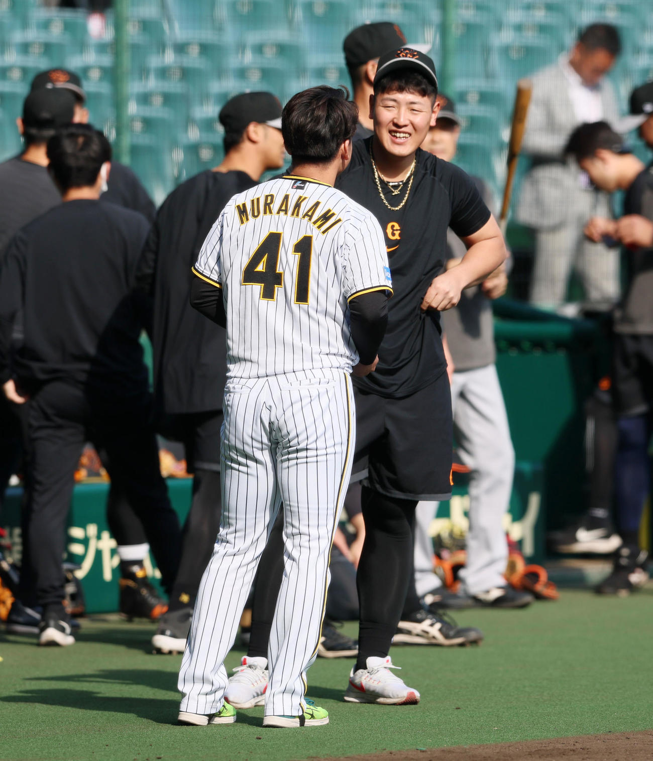 阪神対巨人　村上（左）は岡本和にあいさつ（撮影・加藤哉）