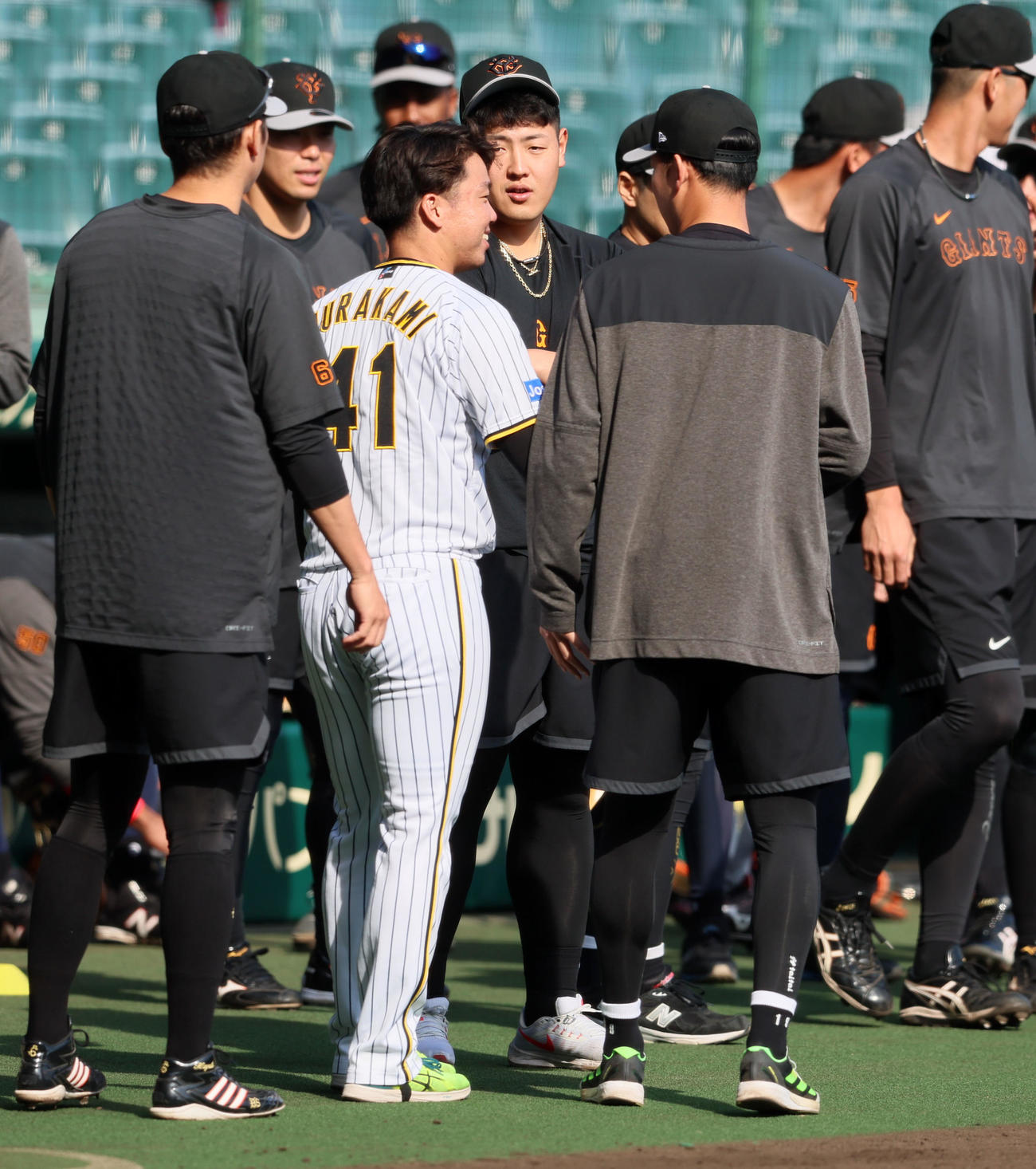 阪神対巨人　村上（左）は岡本和にあいさつ（撮影・加藤哉）