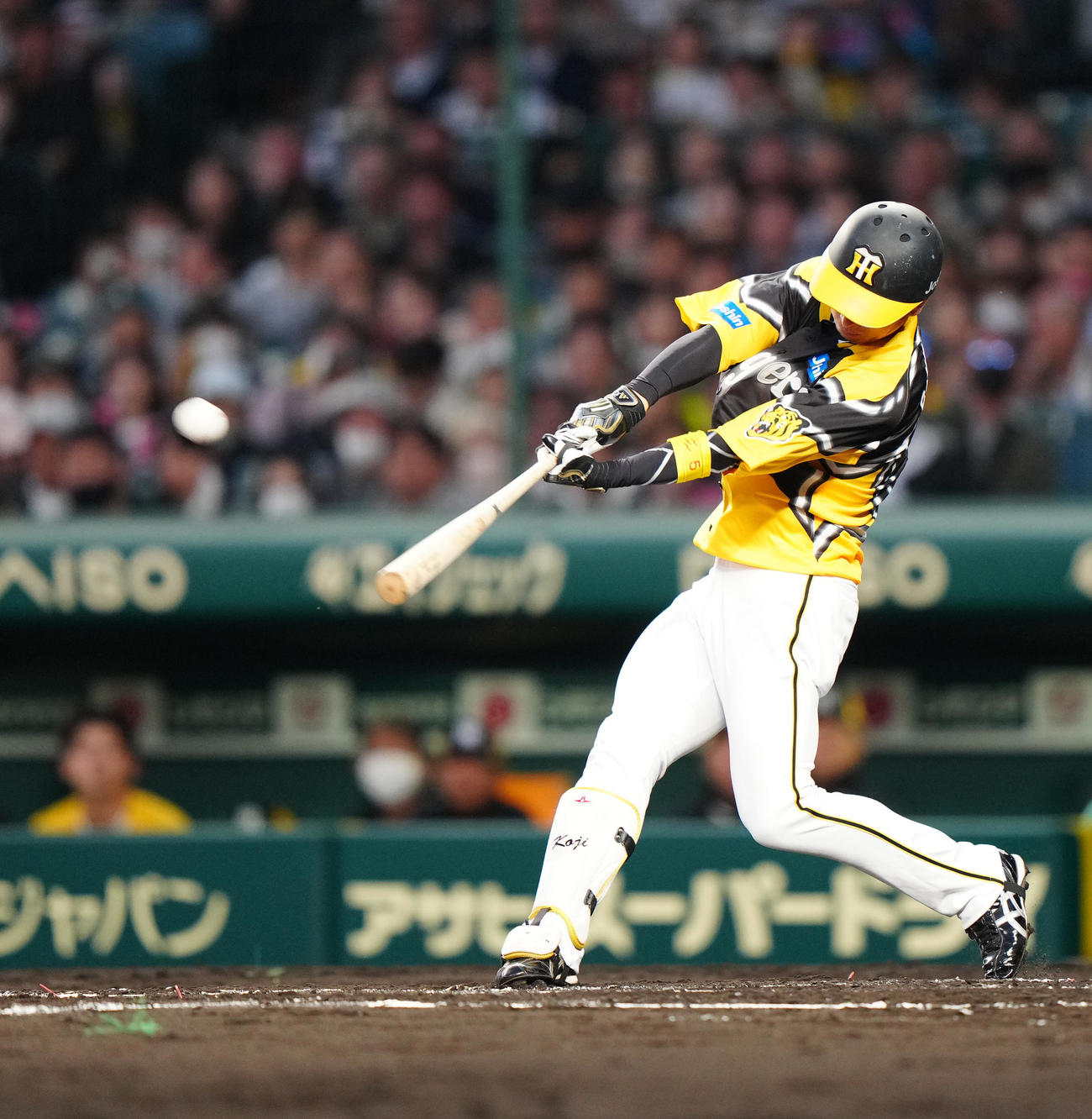 阪神対巨人　3回裏阪神無死、右越えソロ本塁打を放つ近本（撮影・江口和貴）