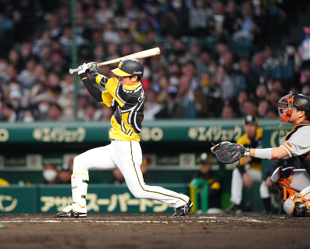 阪神対巨人　3回裏阪神無死、右越えソロ本塁打を放つ近本（撮影・江口和貴）