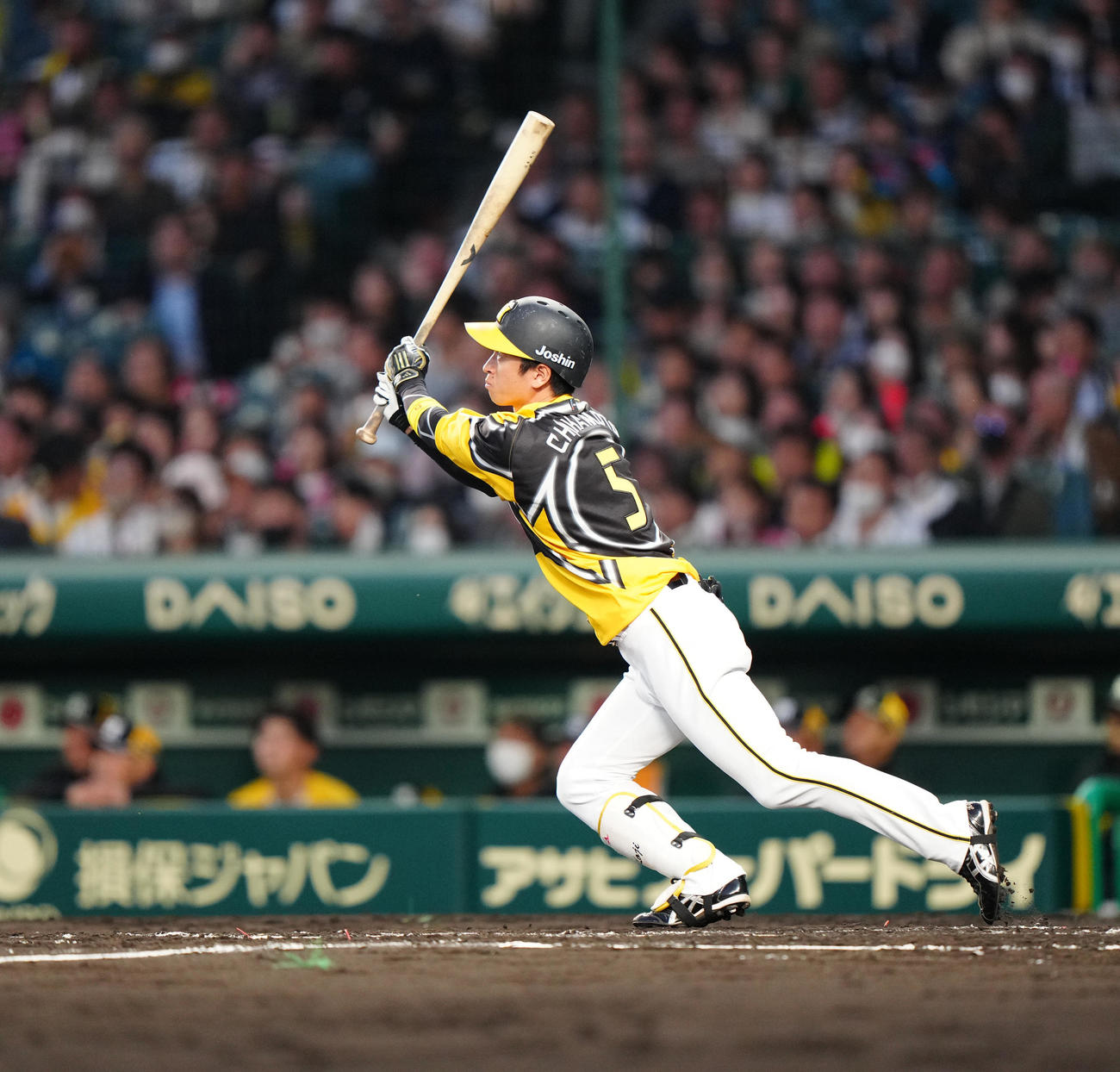 阪神対巨人　3回裏阪神無死、右越えソロ本塁打を放つ近本（撮影・江口和貴）