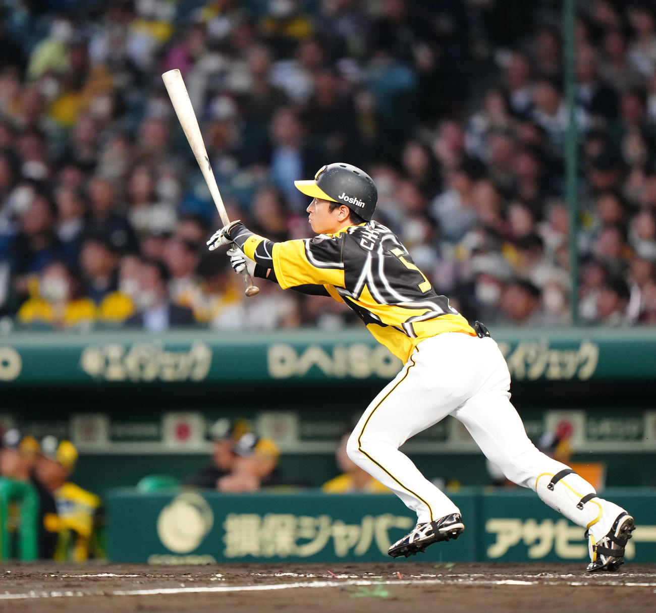阪神対巨人　3回裏阪神無死、右越えソロ本塁打を放つ近本（撮影・江口和貴）