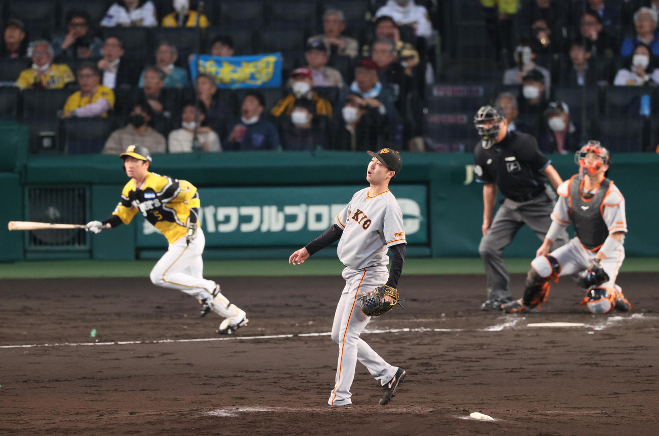 阪神対巨人　3回裏阪神無死、山崎伊（手前）は近本に右越え本塁打を被弾する（撮影・上山淳一）