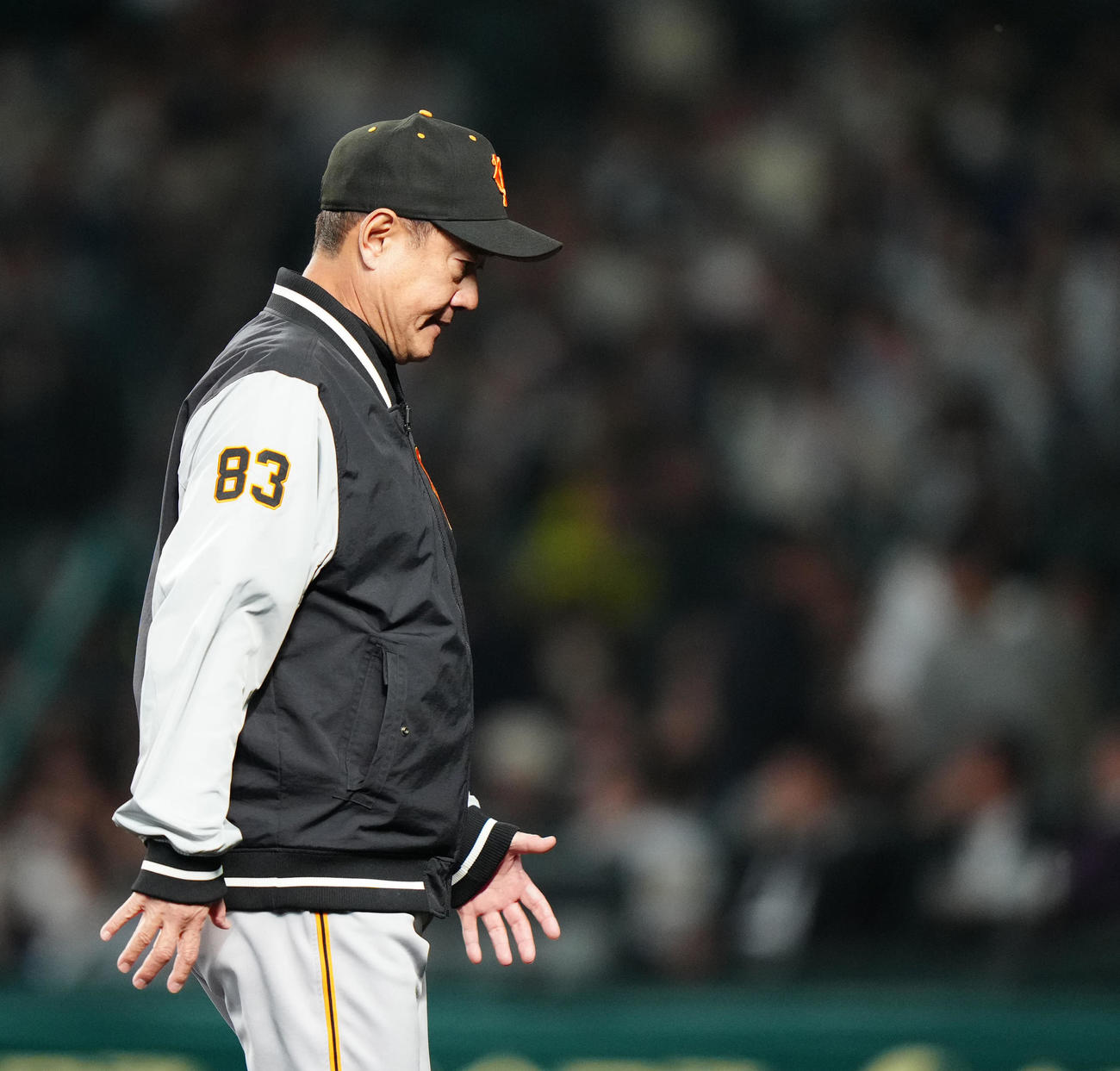 阪神対巨人　3回裏、巨人先発山崎伊の降板を告げ、ベンチに戻る原監督（撮影・江口和貴）